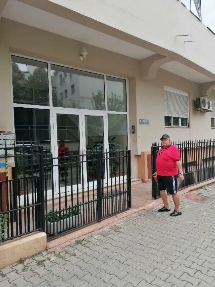 Apartament 4 camere Clucerului - Strada Clucerului, între Arcul de Triumf şi Piaţa 1 Mai, incintă comuna cu Centrul de Afaceri al Statelor Unite ale Americii. Apartament cu 4 camere în suprafaţă de 128,1 mp (arie construita),decomandat,parter înalt din 5 etaje,bloc de cărămidă cu structura din beton, izolat termic, construit in anul 1997,compus din: Living, sufragerie mare,2 dormitoare,2 bai, bucătărie mare cu terasa şi cămară. Proprietatea mai cuprinde: un loc de parcare la subsol (13 mp) si o boxa de 2 mp. Locuinţa se vinde mobilata parţial cu centrala comuna de bloc pe gaz plus 4 aparate de aer condiţionat! Geamurile sunt din tâmplărie PVC cu geam termopan şi rulouri exterioare,gresie, faianţă,parchet lemn masiv,uşa metalică,uşi interioare din lemn masiv, cablu tv şi internet. Vecinătăţi: Piaţa 1 Mai la cca 3 min de mers pe jos,Parcul Herăstrău la cca 5 min, statie metrou Piaţa Victoriei la cca 10 minute,ambasada Braziliei, ambasada Tunisiei, restaurant Cocosatu' ,spitalul "Agripa Ionescu " Acte la zi! ( Cadastru şi Intabulare) COMISION 0!!! ( direct de la proprietar) Preţ 380000 euro,discutabil!