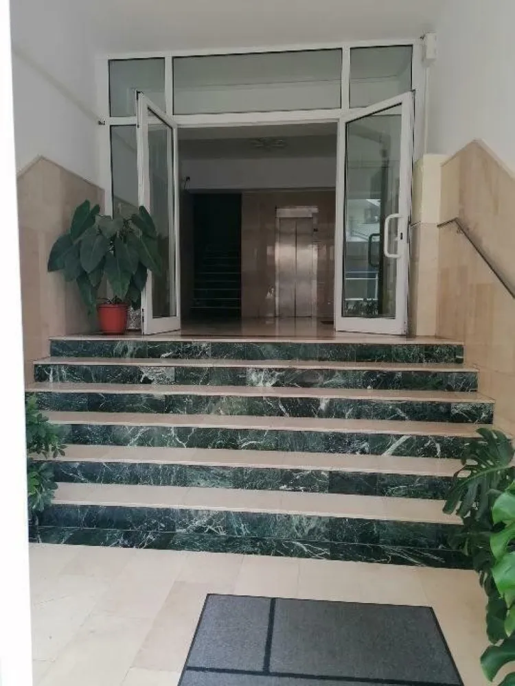 Apartament 4 camere Clucerului - Strada Clucerului, între Arcul de Triumf şi Piaţa 1 Mai, incintă comuna cu Centrul de Afaceri al Statelor Unite ale Americii. Apartament cu 4 camere în suprafaţă de 128,1 mp (arie construita),decomandat,parter înalt din 5 etaje,bloc de cărămidă cu structura din beton, izolat termic, construit in anul 1997,compus din: Living, sufragerie mare,2 dormitoare,2 bai, bucătărie mare cu terasa şi cămară. Proprietatea mai cuprinde: un loc de parcare la subsol (13 mp) si o boxa de 2 mp. Locuinţa se vinde mobilata parţial cu centrala comuna de bloc pe gaz plus 4 aparate de aer condiţionat! Geamurile sunt din tâmplărie PVC cu geam termopan şi rulouri exterioare,gresie, faianţă,parchet lemn masiv,uşa metalică,uşi interioare din lemn masiv, cablu tv şi internet. Vecinătăţi: Piaţa 1 Mai la cca 3 min de mers pe jos,Parcul Herăstrău la cca 5 min, statie metrou Piaţa Victoriei la cca 10 minute,ambasada Braziliei, ambasada Tunisiei, restaurant Cocosatu' ,spitalul "Agripa Ionescu " Acte la zi! ( Cadastru şi Intabulare) COMISION 0!!! ( direct de la proprietar) Preţ 380000 euro,discutabil!
