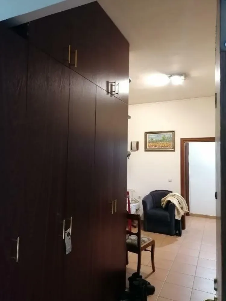 Apartament 4 camere Clucerului - Strada Clucerului, între Arcul de Triumf şi Piaţa 1 Mai, incintă comuna cu Centrul de Afaceri al Statelor Unite ale Americii. Apartament cu 4 camere în suprafaţă de 128,1 mp (arie construita),decomandat,parter înalt din 5 etaje,bloc de cărămidă cu structura din beton, izolat termic, construit in anul 1997,compus din: Living, sufragerie mare,2 dormitoare,2 bai, bucătărie mare cu terasa şi cămară. Proprietatea mai cuprinde: un loc de parcare la subsol (13 mp) si o boxa de 2 mp. Locuinţa se vinde mobilata parţial cu centrala comuna de bloc pe gaz plus 4 aparate de aer condiţionat! Geamurile sunt din tâmplărie PVC cu geam termopan şi rulouri exterioare,gresie, faianţă,parchet lemn masiv,uşa metalică,uşi interioare din lemn masiv, cablu tv şi internet. Vecinătăţi: Piaţa 1 Mai la cca 3 min de mers pe jos,Parcul Herăstrău la cca 5 min, statie metrou Piaţa Victoriei la cca 10 minute,ambasada Braziliei, ambasada Tunisiei, restaurant Cocosatu' ,spitalul "Agripa Ionescu " Acte la zi! ( Cadastru şi Intabulare) COMISION 0!!! ( direct de la proprietar) Preţ 380000 euro,discutabil!