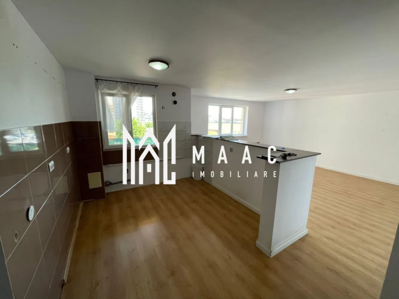 BLACK FRIDAY I Apartament 3 camere | 82 mp | Etaj 2 | Aleea Streiu - BLACK FRIDAY - Profită de cea mai bună perioadă din an pentru a deveni proprietar! Reducere de 5.000 euro Pret vechi - 143.500 euro Pret promotional - 138.500 euro MAAC Imobiliare propune spre vânzare un apartament spațios cu 3 camere, situat pe Aleea Streiu, la etajul 2 din 5, într-o zonă ideală pentru familii – aproape de grădinițe, școli, licee, magazine, farmacii și toate punctele de interes ale orașului. Detalii apartament: Suprafață utilă: 82 mp Compartimentare: decomandat Etaj: 2/5 Camere: 2 dormitoare + living Bucătărie: open-space, cu posibilitate de închidere Baie: 1 baie generoasă, dotată atât cu cadă, cât și cu cabină de duș, și geam de aerisire Aer condiționat Se vinde semimobilat Avantaje: Localizare excelentă: în apropierea grădiniței, școlii și liceului Acces facil la supermarketuri, farmacii și mijloace de transport Ideal pentru familii sau investiție în închiriere Bloc cu regim mic de înălțime – 5 etaje Spațiu generos și compartimentare practică. Pentru mai multe detalii și pentru a programa o vizionare, menționați ID-ul CP2777998în apelul telefonic. }}