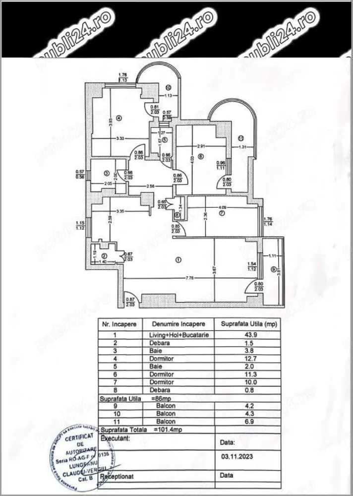 Apartament 4 camere, Bucuresti, Militari, Iuliu Maniu - Apusului - Un apartament cu totul special , au spus absolut toti prietenii nostri care ne-au calcat pragul de-a lungul vremii. Suntem proprietarii acestui apartament inca de dinainte ca blocul sa fie construit(da, asa era pe vremea aceea) iar acum a venit vremea sa lasam si pe altii sa se bucure de el. Un living imens cu bucatarie deschisa, trei dormitoare, doua bai, o camara, o debara si trei balcoane generoase, suprafata totala de 101.4 mp. Cea mai mare parte a apartamentului este cu fata la soare, fiind inundat de lumina naturala. Balcoanele inchise dau un plus natural de caldura iarna, de racoare vara si de liniste de parca nu ai zice nicicum ca blocul este la bulevard. Da, blocul este chiar la bulevard, un mare plus in inima cartierului Militari. Cand iesi de pe aleea blocului, indiferent ca o iei la stanga sau la dreapta, la doar 4 minute de mers pe jos ai metroul(Pacii sau Gorjului, noi suntem chiar intre statii), apoi ai liniile de autobuze si troleibuze chiar sub balcoane. Pentru cumparaturi zilnice trebuie doar sa traversezi bulevardul si intri direct intr-un Mega Image, cand ai nevoie de orice fel de medicamente la parterul blocului gasesti o adevarata salbă de farmacii, cam toate brandurile de pe piata. Ai nevoie sa scoti niste bani din bancomat, ai 4 banci la maxim 100 de metri distanta de bloc. 3 cofetarii, 3 saloane de infrumusetare, pietele Apusului si Gorjului la 5 minute de mers pe jos, practic ai aproape tot ce are nevoie o familie mare care locuieste in 4 camere. Desigur, mai ai privilegiul de a iesi din Bucuresti in doar cateva minute spre Autostrada catre Pitesti. Am lasat la final poate cele mai importante informatii pentru familiile cu copii, anume ca variantele de scoli si gradinite(de stat ori private) sunt nenumarate, iar pentru a ajunge la ele nu trebuie sa te sui in masina, le gasesti in maxim 5 minute in orice directie ai merge. Masina poate ramane linistita in parcarea ADP, loc rezervat la mai putin de un minut de mers pe jos de la scara blocului. Blocul este anvelopat de primarie, are camere de supraveghere la tot pasul, lumini cu senzori pe alee, un lift modern si curatenie cat cuprinde. Insa, poate cel mai important aspect este ca cei care il locuiesc, in mare parte, il locuiesc de cand a fost dat in folosinta, din generatie in generatie, asa cum si noi am mostenit apartamentul de la parintii nostri. A sosit vremea acum sa ne intoarcem langa parinti, undeva la curte, si sa lasam pe altii sa se bucure de aceasta casa frumoasa. Noi ii spunem mai degraba casa, pentru ca avem vecini pe care ii vedem, cu care vorbim, schimbam ganduri si impresii, unii foarte tineri, altii la varsta parintilor nostri. Nu ne amintim sa fi vazut restante la intretinere si categoric niciodata nu am vazut sau auzit ca cineva sa cheme politia pentru deranj de orice natura. Cam aceasta e povestea casei de care ne vom desparti cu greu, dar care suntem convinsi ca isi va gasi proprietari asa cum se cuvine. Cateva chestiuni tehnice: - locuinta se poate vinde semimobilata sau fara mobilier - in apartament exista conexiune la cablu Tv si conexiune prin fibra optica pentru internet - aparatul imens de aer conditionat instalat in living face fata foarte bine daca este nevoie atat de aer rece cat si de aer cald in toata casa - camara generoasa prinde extrem de bine oricarei gospodine - retelele de curent(lumini si prize) si cea de termoficare NU sunt de cand este blocul, ci reinstalate de noi si pot fi folosite fara niciun fel de probleme pentru inca o viata de om. - cele 3 balcoane inchise, permit depozitarea tuturor lucrurilor pe care le strange o familie mare in foarte multi ani de zile. - intregul spatiu al apartamentului a fost modificat si recompartimentat in timp(cu aprobarile legale necesare), dupa nevoile noastre. - toata documentatia este pregatita pentru vanzarea in orice moment(apartamentul nu este locuit acum si poate fi vandut oricand), iar cumparatorii cu credit bancar nu sunt o problema pentru noi. Suntem proprietari, nu agentie, si va asteptam oricand la vizionare.
