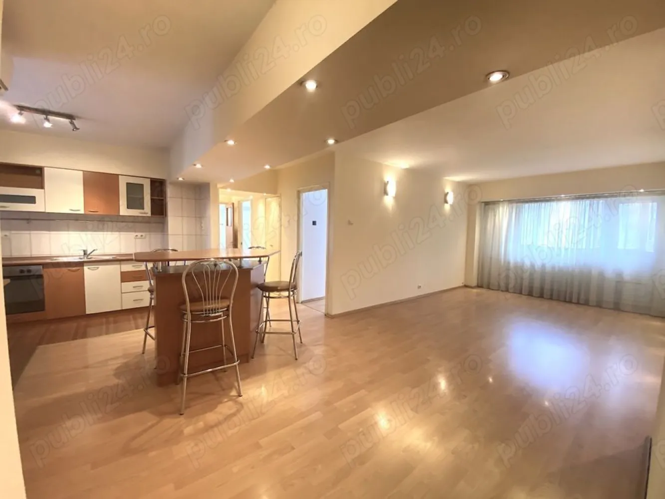 Apartament 4 camere, Bucuresti, Militari, Iuliu Maniu - Apusului - Un apartament cu totul special , au spus absolut toti prietenii nostri care ne-au calcat pragul de-a lungul vremii. Suntem proprietarii acestui apartament inca de dinainte ca blocul sa fie construit(da, asa era pe vremea aceea) iar acum a venit vremea sa lasam si pe altii sa se bucure de el. Un living imens cu bucatarie deschisa, trei dormitoare, doua bai, o camara, o debara si trei balcoane generoase, suprafata totala de 101.4 mp. Cea mai mare parte a apartamentului este cu fata la soare, fiind inundat de lumina naturala. Balcoanele inchise dau un plus natural de caldura iarna, de racoare vara si de liniste de parca nu ai zice nicicum ca blocul este la bulevard. Da, blocul este chiar la bulevard, un mare plus in inima cartierului Militari. Cand iesi de pe aleea blocului, indiferent ca o iei la stanga sau la dreapta, la doar 4 minute de mers pe jos ai metroul(Pacii sau Gorjului, noi suntem chiar intre statii), apoi ai liniile de autobuze si troleibuze chiar sub balcoane. Pentru cumparaturi zilnice trebuie doar sa traversezi bulevardul si intri direct intr-un Mega Image, cand ai nevoie de orice fel de medicamente la parterul blocului gasesti o adevarata salbă de farmacii, cam toate brandurile de pe piata. Ai nevoie sa scoti niste bani din bancomat, ai 4 banci la maxim 100 de metri distanta de bloc. 3 cofetarii, 3 saloane de infrumusetare, pietele Apusului si Gorjului la 5 minute de mers pe jos, practic ai aproape tot ce are nevoie o familie mare care locuieste in 4 camere. Desigur, mai ai privilegiul de a iesi din Bucuresti in doar cateva minute spre Autostrada catre Pitesti. Am lasat la final poate cele mai importante informatii pentru familiile cu copii, anume ca variantele de scoli si gradinite(de stat ori private) sunt nenumarate, iar pentru a ajunge la ele nu trebuie sa te sui in masina, le gasesti in maxim 5 minute in orice directie ai merge. Masina poate ramane linistita in parcarea ADP, loc rezervat la mai putin de un minut de mers pe jos de la scara blocului. Blocul este anvelopat de primarie, are camere de supraveghere la tot pasul, lumini cu senzori pe alee, un lift modern si curatenie cat cuprinde. Insa, poate cel mai important aspect este ca cei care il locuiesc, in mare parte, il locuiesc de cand a fost dat in folosinta, din generatie in generatie, asa cum si noi am mostenit apartamentul de la parintii nostri. A sosit vremea acum sa ne intoarcem langa parinti, undeva la curte, si sa lasam pe altii sa se bucure de aceasta casa frumoasa. Noi ii spunem mai degraba casa, pentru ca avem vecini pe care ii vedem, cu care vorbim, schimbam ganduri si impresii, unii foarte tineri, altii la varsta parintilor nostri. Nu ne amintim sa fi vazut restante la intretinere si categoric niciodata nu am vazut sau auzit ca cineva sa cheme politia pentru deranj de orice natura. Cam aceasta e povestea casei de care ne vom desparti cu greu, dar care suntem convinsi ca isi va gasi proprietari asa cum se cuvine. Cateva chestiuni tehnice: - locuinta se poate vinde semimobilata sau fara mobilier - in apartament exista conexiune la cablu Tv si conexiune prin fibra optica pentru internet - aparatul imens de aer conditionat instalat in living face fata foarte bine daca este nevoie atat de aer rece cat si de aer cald in toata casa - camara generoasa prinde extrem de bine oricarei gospodine - retelele de curent(lumini si prize) si cea de termoficare NU sunt de cand este blocul, ci reinstalate de noi si pot fi folosite fara niciun fel de probleme pentru inca o viata de om. - cele 3 balcoane inchise, permit depozitarea tuturor lucrurilor pe care le strange o familie mare in foarte multi ani de zile. - intregul spatiu al apartamentului a fost modificat si recompartimentat in timp(cu aprobarile legale necesare), dupa nevoile noastre. - toata documentatia este pregatita pentru vanzarea in orice moment(apartamentul nu este locuit acum si poate fi vandut oricand), iar cumparatorii cu credit bancar nu sunt o problema pentru noi. Suntem proprietari, nu agentie, si va asteptam oricand la vizionare.