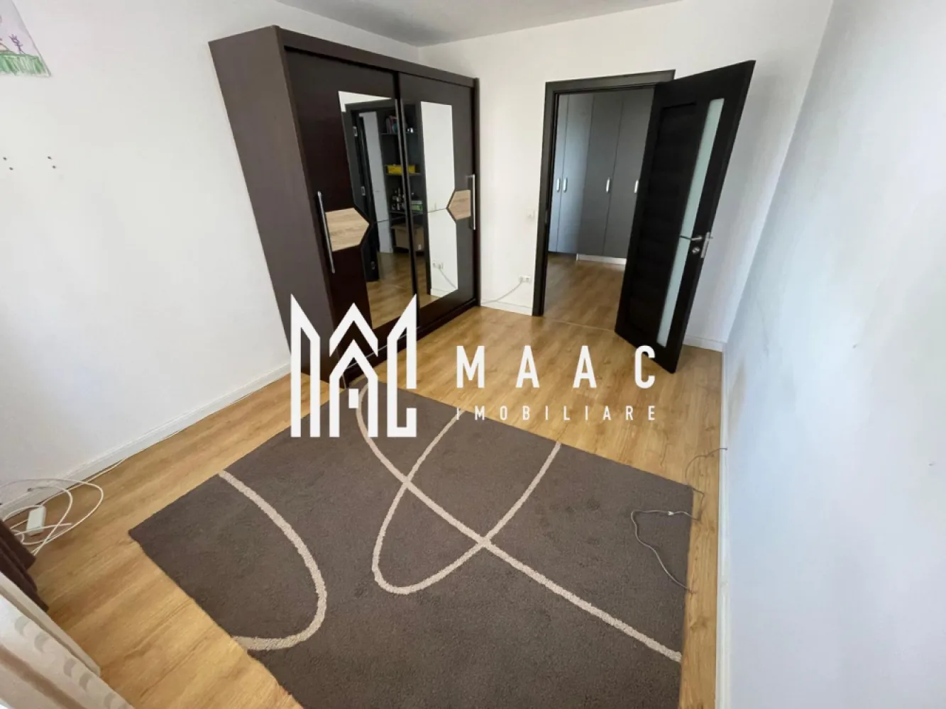 BLACK FRIDAY I Apartament 3 camere | 82 mp | Etaj 2 | Aleea Streiu - BLACK FRIDAY - Profită de cea mai bună perioadă din an pentru a deveni proprietar! Reducere de 5.000 euro Pret vechi - 143.500 euro Pret promotional - 138.500 euro MAAC Imobiliare propune spre vânzare un apartament spațios cu 3 camere, situat pe Aleea Streiu, la etajul 2 din 5, într-o zonă ideală pentru familii – aproape de grădinițe, școli, licee, magazine, farmacii și toate punctele de interes ale orașului. Detalii apartament: Suprafață utilă: 82 mp Compartimentare: decomandat Etaj: 2/5 Camere: 2 dormitoare + living Bucătărie: open-space, cu posibilitate de închidere Baie: 1 baie generoasă, dotată atât cu cadă, cât și cu cabină de duș, și geam de aerisire Aer condiționat Se vinde semimobilat Avantaje: Localizare excelentă: în apropierea grădiniței, școlii și liceului Acces facil la supermarketuri, farmacii și mijloace de transport Ideal pentru familii sau investiție în închiriere Bloc cu regim mic de înălțime – 5 etaje Spațiu generos și compartimentare practică. Pentru mai multe detalii și pentru a programa o vizionare, menționați ID-ul CP2777998în apelul telefonic. }}