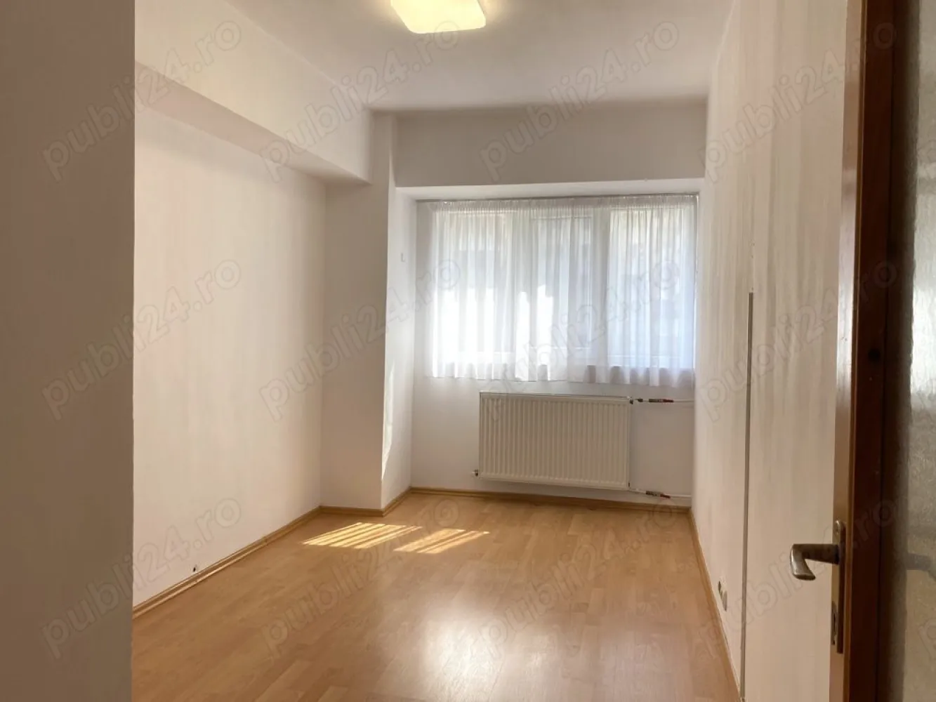 Apartament 4 camere, Bucuresti, Militari, Iuliu Maniu - Apusului - Un apartament cu totul special , au spus absolut toti prietenii nostri care ne-au calcat pragul de-a lungul vremii. Suntem proprietarii acestui apartament inca de dinainte ca blocul sa fie construit(da, asa era pe vremea aceea) iar acum a venit vremea sa lasam si pe altii sa se bucure de el. Un living imens cu bucatarie deschisa, trei dormitoare, doua bai, o camara, o debara si trei balcoane generoase, suprafata totala de 101.4 mp. Cea mai mare parte a apartamentului este cu fata la soare, fiind inundat de lumina naturala. Balcoanele inchise dau un plus natural de caldura iarna, de racoare vara si de liniste de parca nu ai zice nicicum ca blocul este la bulevard. Da, blocul este chiar la bulevard, un mare plus in inima cartierului Militari. Cand iesi de pe aleea blocului, indiferent ca o iei la stanga sau la dreapta, la doar 4 minute de mers pe jos ai metroul(Pacii sau Gorjului, noi suntem chiar intre statii), apoi ai liniile de autobuze si troleibuze chiar sub balcoane. Pentru cumparaturi zilnice trebuie doar sa traversezi bulevardul si intri direct intr-un Mega Image, cand ai nevoie de orice fel de medicamente la parterul blocului gasesti o adevarata salbă de farmacii, cam toate brandurile de pe piata. Ai nevoie sa scoti niste bani din bancomat, ai 4 banci la maxim 100 de metri distanta de bloc. 3 cofetarii, 3 saloane de infrumusetare, pietele Apusului si Gorjului la 5 minute de mers pe jos, practic ai aproape tot ce are nevoie o familie mare care locuieste in 4 camere. Desigur, mai ai privilegiul de a iesi din Bucuresti in doar cateva minute spre Autostrada catre Pitesti. Am lasat la final poate cele mai importante informatii pentru familiile cu copii, anume ca variantele de scoli si gradinite(de stat ori private) sunt nenumarate, iar pentru a ajunge la ele nu trebuie sa te sui in masina, le gasesti in maxim 5 minute in orice directie ai merge. Masina poate ramane linistita in parcarea ADP, loc rezervat la mai putin de un minut de mers pe jos de la scara blocului. Blocul este anvelopat de primarie, are camere de supraveghere la tot pasul, lumini cu senzori pe alee, un lift modern si curatenie cat cuprinde. Insa, poate cel mai important aspect este ca cei care il locuiesc, in mare parte, il locuiesc de cand a fost dat in folosinta, din generatie in generatie, asa cum si noi am mostenit apartamentul de la parintii nostri. A sosit vremea acum sa ne intoarcem langa parinti, undeva la curte, si sa lasam pe altii sa se bucure de aceasta casa frumoasa. Noi ii spunem mai degraba casa, pentru ca avem vecini pe care ii vedem, cu care vorbim, schimbam ganduri si impresii, unii foarte tineri, altii la varsta parintilor nostri. Nu ne amintim sa fi vazut restante la intretinere si categoric niciodata nu am vazut sau auzit ca cineva sa cheme politia pentru deranj de orice natura. Cam aceasta e povestea casei de care ne vom desparti cu greu, dar care suntem convinsi ca isi va gasi proprietari asa cum se cuvine. Cateva chestiuni tehnice: - locuinta se poate vinde semimobilata sau fara mobilier - in apartament exista conexiune la cablu Tv si conexiune prin fibra optica pentru internet - aparatul imens de aer conditionat instalat in living face fata foarte bine daca este nevoie atat de aer rece cat si de aer cald in toata casa - camara generoasa prinde extrem de bine oricarei gospodine - retelele de curent(lumini si prize) si cea de termoficare NU sunt de cand este blocul, ci reinstalate de noi si pot fi folosite fara niciun fel de probleme pentru inca o viata de om. - cele 3 balcoane inchise, permit depozitarea tuturor lucrurilor pe care le strange o familie mare in foarte multi ani de zile. - intregul spatiu al apartamentului a fost modificat si recompartimentat in timp(cu aprobarile legale necesare), dupa nevoile noastre. - toata documentatia este pregatita pentru vanzarea in orice moment(apartamentul nu este locuit acum si poate fi vandut oricand), iar cumparatorii cu credit bancar nu sunt o problema pentru noi. Suntem proprietari, nu agentie, si va asteptam oricand la vizionare.