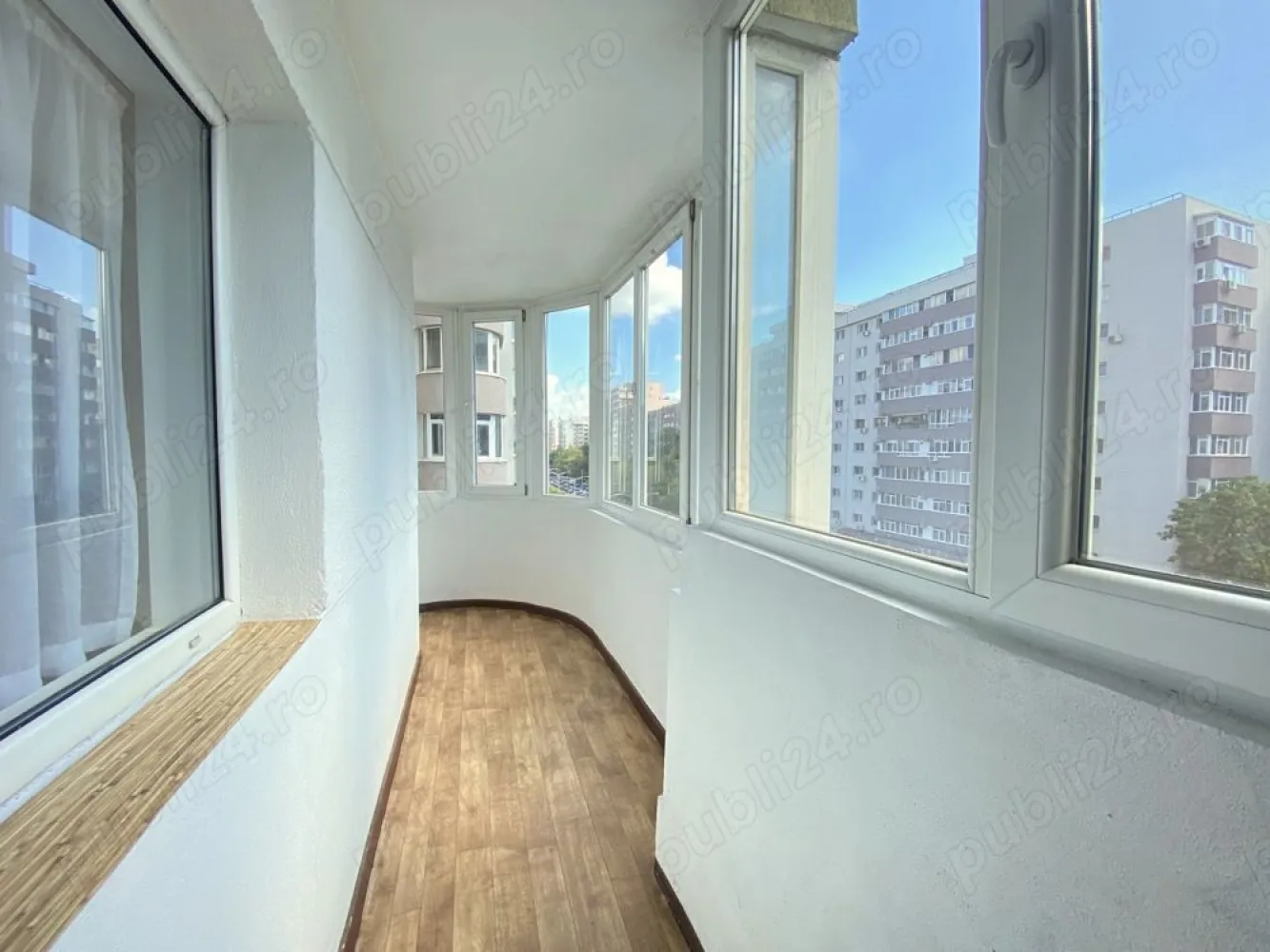 Apartament 4 camere, Bucuresti, Militari, Iuliu Maniu - Apusului - Un apartament cu totul special , au spus absolut toti prietenii nostri care ne-au calcat pragul de-a lungul vremii. Suntem proprietarii acestui apartament inca de dinainte ca blocul sa fie construit(da, asa era pe vremea aceea) iar acum a venit vremea sa lasam si pe altii sa se bucure de el. Un living imens cu bucatarie deschisa, trei dormitoare, doua bai, o camara, o debara si trei balcoane generoase, suprafata totala de 101.4 mp. Cea mai mare parte a apartamentului este cu fata la soare, fiind inundat de lumina naturala. Balcoanele inchise dau un plus natural de caldura iarna, de racoare vara si de liniste de parca nu ai zice nicicum ca blocul este la bulevard. Da, blocul este chiar la bulevard, un mare plus in inima cartierului Militari. Cand iesi de pe aleea blocului, indiferent ca o iei la stanga sau la dreapta, la doar 4 minute de mers pe jos ai metroul(Pacii sau Gorjului, noi suntem chiar intre statii), apoi ai liniile de autobuze si troleibuze chiar sub balcoane. Pentru cumparaturi zilnice trebuie doar sa traversezi bulevardul si intri direct intr-un Mega Image, cand ai nevoie de orice fel de medicamente la parterul blocului gasesti o adevarata salbă de farmacii, cam toate brandurile de pe piata. Ai nevoie sa scoti niste bani din bancomat, ai 4 banci la maxim 100 de metri distanta de bloc. 3 cofetarii, 3 saloane de infrumusetare, pietele Apusului si Gorjului la 5 minute de mers pe jos, practic ai aproape tot ce are nevoie o familie mare care locuieste in 4 camere. Desigur, mai ai privilegiul de a iesi din Bucuresti in doar cateva minute spre Autostrada catre Pitesti. Am lasat la final poate cele mai importante informatii pentru familiile cu copii, anume ca variantele de scoli si gradinite(de stat ori private) sunt nenumarate, iar pentru a ajunge la ele nu trebuie sa te sui in masina, le gasesti in maxim 5 minute in orice directie ai merge. Masina poate ramane linistita in parcarea ADP, loc rezervat la mai putin de un minut de mers pe jos de la scara blocului. Blocul este anvelopat de primarie, are camere de supraveghere la tot pasul, lumini cu senzori pe alee, un lift modern si curatenie cat cuprinde. Insa, poate cel mai important aspect este ca cei care il locuiesc, in mare parte, il locuiesc de cand a fost dat in folosinta, din generatie in generatie, asa cum si noi am mostenit apartamentul de la parintii nostri. A sosit vremea acum sa ne intoarcem langa parinti, undeva la curte, si sa lasam pe altii sa se bucure de aceasta casa frumoasa. Noi ii spunem mai degraba casa, pentru ca avem vecini pe care ii vedem, cu care vorbim, schimbam ganduri si impresii, unii foarte tineri, altii la varsta parintilor nostri. Nu ne amintim sa fi vazut restante la intretinere si categoric niciodata nu am vazut sau auzit ca cineva sa cheme politia pentru deranj de orice natura. Cam aceasta e povestea casei de care ne vom desparti cu greu, dar care suntem convinsi ca isi va gasi proprietari asa cum se cuvine. Cateva chestiuni tehnice: - locuinta se poate vinde semimobilata sau fara mobilier - in apartament exista conexiune la cablu Tv si conexiune prin fibra optica pentru internet - aparatul imens de aer conditionat instalat in living face fata foarte bine daca este nevoie atat de aer rece cat si de aer cald in toata casa - camara generoasa prinde extrem de bine oricarei gospodine - retelele de curent(lumini si prize) si cea de termoficare NU sunt de cand este blocul, ci reinstalate de noi si pot fi folosite fara niciun fel de probleme pentru inca o viata de om. - cele 3 balcoane inchise, permit depozitarea tuturor lucrurilor pe care le strange o familie mare in foarte multi ani de zile. - intregul spatiu al apartamentului a fost modificat si recompartimentat in timp(cu aprobarile legale necesare), dupa nevoile noastre. - toata documentatia este pregatita pentru vanzarea in orice moment(apartamentul nu este locuit acum si poate fi vandut oricand), iar cumparatorii cu credit bancar nu sunt o problema pentru noi. Suntem proprietari, nu agentie, si va asteptam oricand la vizionare.