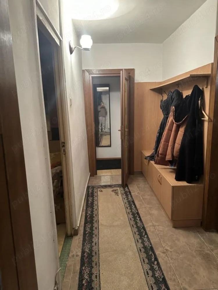 Oferta Rahova Petre Ispirescu 4 Camere Decomandat - Sunati la numarul .Apartament cu 4 camere decomandat ,etajul 2 din 8. Blocul este anvelopat. Pozitie excelenta Dispune de balcoane inchise. Gresie,faiata,usi interioare,parchet. Se vinde mobilat sau nemobilat.