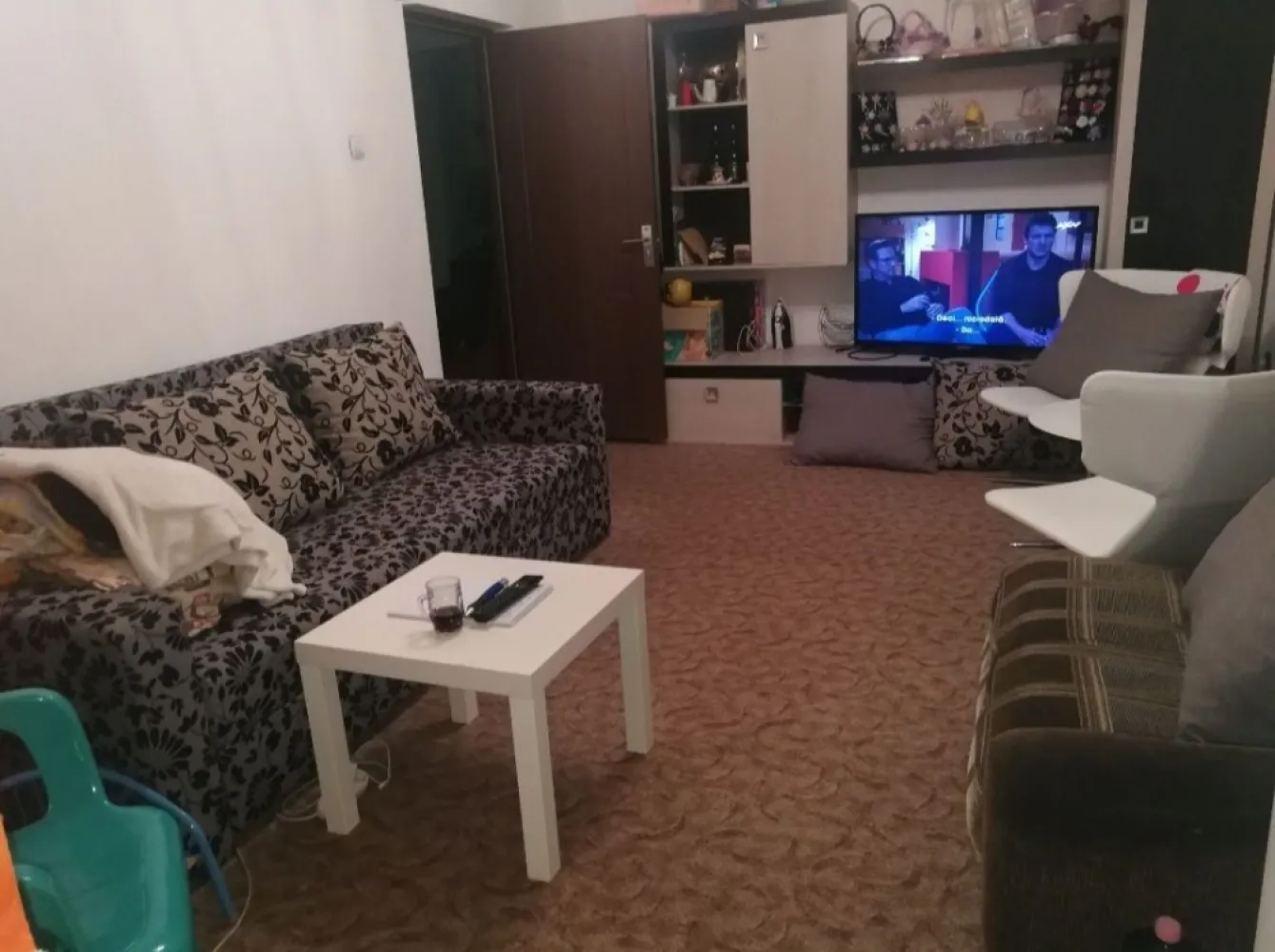 Particular vand Apartament 4 camere - Particular, vand apartament 4 camere total decomandat, etajul 1 din 10,baie cu cada +wc de servici, 2 balcoane +1 logie, suprafaţa totala 89,80 mp. Bucătărie mare, hol spatios cu loc pt dressing. 1 min distanta de statia de tramvai si autobuz, 7 min distanta de piata Rahova. Zona Teiuș-Margeanului, in imediata apropiere se gasesc magazine Auchan, Lidl, Mega image, Kaufland, Carrefour. Perfect pentru familiile cu copii, având scoli și grădiniță aproape.