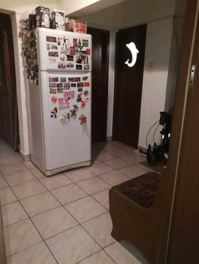 Particular vand Apartament 4 camere - Particular, vand apartament 4 camere total decomandat, etajul 1 din 10,baie cu cada +wc de servici, 2 balcoane +1 logie, suprafaţa totala 89,80 mp. Bucătărie mare, hol spatios cu loc pt dressing. 1 min distanta de statia de tramvai si autobuz, 7 min distanta de piata Rahova. Zona Teiuș-Margeanului, in imediata apropiere se gasesc magazine Auchan, Lidl, Mega image, Kaufland, Carrefour. Perfect pentru familiile cu copii, având scoli și grădiniță aproape.