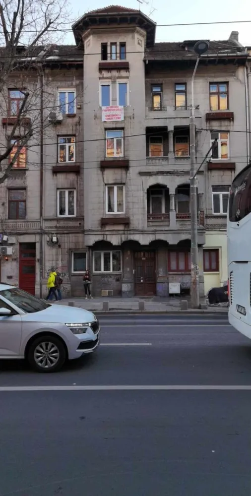 Proprietar,100 metri utili - apartament excelent poziționat pe bulevar - PRET FIX ,valabil octombrie.Se vinde apartament 4 camere situat la etajul 3.(Deasupra acestuia exista mansarda cu camere de serviciu, deci nu e ultimul etaj.) într-o clădire interbelica cu grad 1 seismic,cu doua apartamente pe etaj, situata ultracentral pe bulevardul Kogalniceanu la Nr 15. Apartamentul are 5 focuri de gaze, termopane,rulouri de aluniniu, uși blindate,aer condiționat, sistem de alarme, parchet original,in rest necesitând renovare.Doua camere au vederea spre bulevard.Suprafata construita 125 m (utilă 101 m).Toate actele pregătite pentru vânzare.Posibilitate reampartire in 2 apartamente,(având două intrări).Pentru avedea pozitia excelenta a acestui apartament puteți trece într-o plimbare pe bulevardul Kogălniceanu, iar la Nr 15, la etajul 3 o să observați baner cu anunțul de vanzare.La parter se afla Khrisna Caffe.
