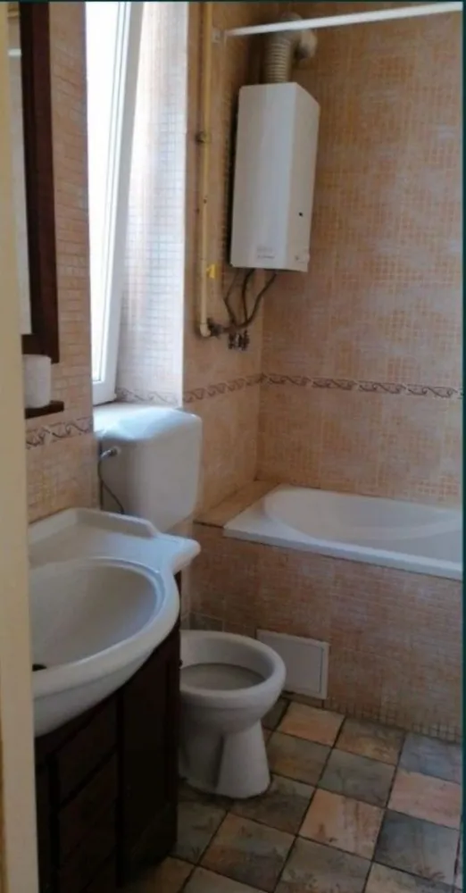 Proprietar,100 metri utili - apartament excelent poziționat pe bulevar - PRET FIX ,valabil octombrie.Se vinde apartament 4 camere situat la etajul 3.(Deasupra acestuia exista mansarda cu camere de serviciu, deci nu e ultimul etaj.) într-o clădire interbelica cu grad 1 seismic,cu doua apartamente pe etaj, situata ultracentral pe bulevardul Kogalniceanu la Nr 15. Apartamentul are 5 focuri de gaze, termopane,rulouri de aluniniu, uși blindate,aer condiționat, sistem de alarme, parchet original,in rest necesitând renovare.Doua camere au vederea spre bulevard.Suprafata construita 125 m (utilă 101 m).Toate actele pregătite pentru vânzare.Posibilitate reampartire in 2 apartamente,(având două intrări).Pentru avedea pozitia excelenta a acestui apartament puteți trece într-o plimbare pe bulevardul Kogălniceanu, iar la Nr 15, la etajul 3 o să observați baner cu anunțul de vanzare.La parter se afla Khrisna Caffe.