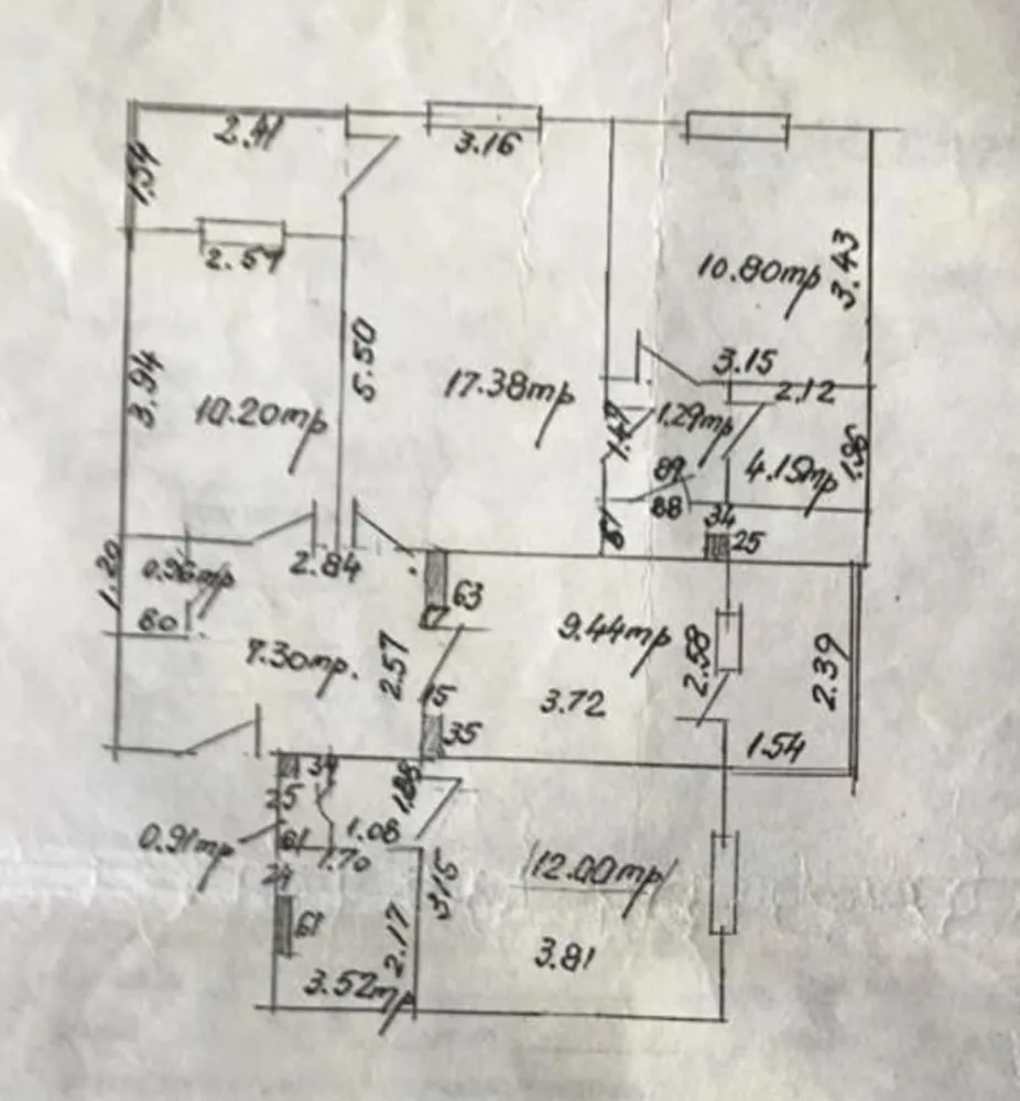 apartament sector 5 salaj - Proprietar , vand apartament 4 camere semidecomandate: - etaj 4 /8; 2 lifturi - semidecomandat; confort 1 - aer conditionat - geamuri termopan ; - 3 debarale; - 2 balcoane inchise - usa metalica intrare - scara curata, sistem supraveghere video - gaze individuale; In zona: LIDL, Profi, Kaufland, Penny, gradinita, scoala, liceu Statie autobuz 2 min pe jos (sos Salaj) - 15 min Pta Unirii ( autobuz ). Pretul afisat este pentru stadiul actual al apartamentului; tinand cont ca apartamentul necesita partial renovare consider ca pentru cumparator este mai bine sa faca aceasta investitie suplimentara in functie de gusturile proprii si buget. Apartamentul este disponibil pentru vanzare imediata si se poate viziona oricand.