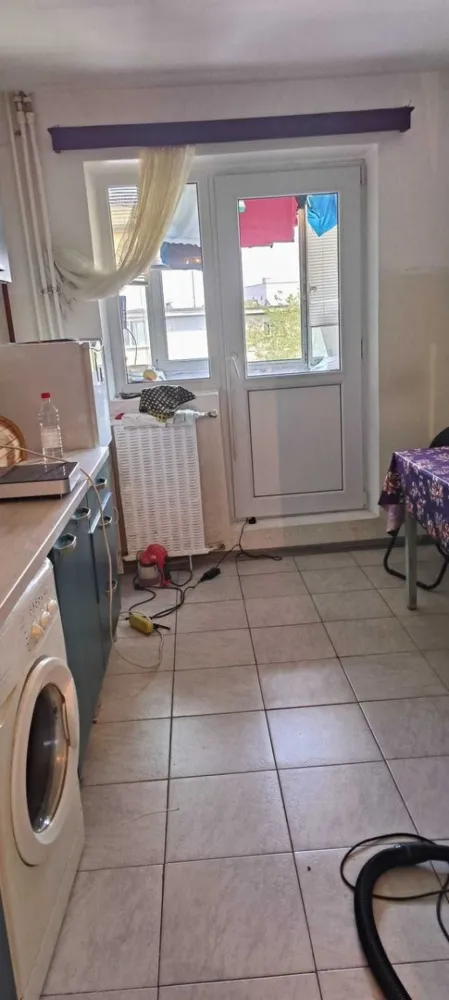 apartament sector 5 salaj - Proprietar , vand apartament 4 camere semidecomandate: - etaj 4 /8; 2 lifturi - semidecomandat; confort 1 - aer conditionat - geamuri termopan ; - 3 debarale; - 2 balcoane inchise - usa metalica intrare - scara curata, sistem supraveghere video - gaze individuale; In zona: LIDL, Profi, Kaufland, Penny, gradinita, scoala, liceu Statie autobuz 2 min pe jos (sos Salaj) - 15 min Pta Unirii ( autobuz ). Pretul afisat este pentru stadiul actual al apartamentului; tinand cont ca apartamentul necesita partial renovare consider ca pentru cumparator este mai bine sa faca aceasta investitie suplimentara in functie de gusturile proprii si buget. Apartamentul este disponibil pentru vanzare imediata si se poate viziona oricand.