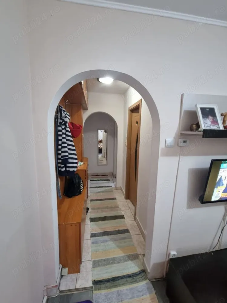 De vanzare apartament cu 3 camere - Ocazie pentru investitie ! Apartamentul se afla la intersectia strazii Jiului cu Tarnavei zona Closca, este de tip semidecomandat se afla la etajul 1 al unui bloc cu 4 etaje construit in anul 1972, are o suprafata utila de 48 mp, si este situat pe centrul blocului ceea ce din punct de vedere termic rezulta un consum redus la utilitati pe timp de iarna. Din a treia camera s-a creat o bucatarie, din bucataria mica s-a facut o camara pentru alimente. Scara blocului este prevazuta cu usa din termopan, vecinii sunt foarte linistiti majoritatea in varsta. Loc de parcare exista in fata blocului fara plata. Este foarte aproape de piata, farmacie, posta, brutarie, magazinele Profi si Peny. Scoala M Eliade, gradinita cu program prelungit nr 9 si liceu Traian Vuia la un minut distanta. Compartimentare : hol intrare, bucatarie, baie, 2 camere, camara. Dotari : geamuri termopan, usi interioare din lemn, gresie, faianta, parchet, centrala termica proprie cu circuit din cupru, calorifere din metal. Apartamentul se vinde mobilat. Nu doresc colaborare cu intermediari. Pretul este usor negociabil.