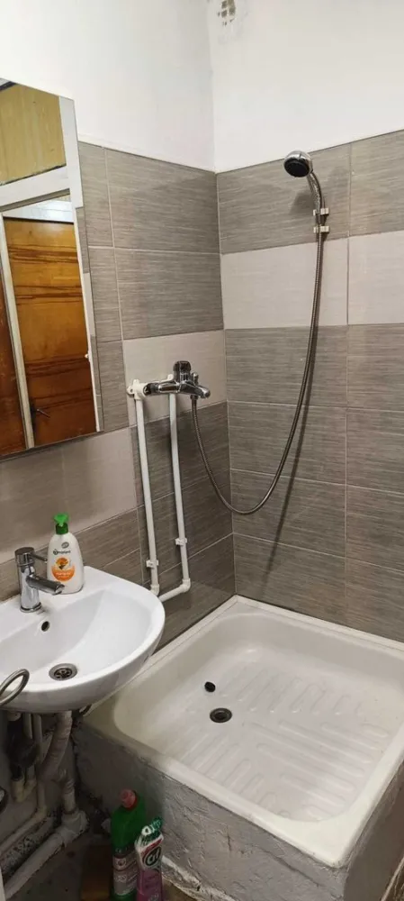 apartament sector 5 salaj - Proprietar , vand apartament 4 camere semidecomandate: - etaj 4 /8; 2 lifturi - semidecomandat; confort 1 - aer conditionat - geamuri termopan ; - 3 debarale; - 2 balcoane inchise - usa metalica intrare - scara curata, sistem supraveghere video - gaze individuale; In zona: LIDL, Profi, Kaufland, Penny, gradinita, scoala, liceu Statie autobuz 2 min pe jos (sos Salaj) - 15 min Pta Unirii ( autobuz ). Pretul afisat este pentru stadiul actual al apartamentului; tinand cont ca apartamentul necesita partial renovare consider ca pentru cumparator este mai bine sa faca aceasta investitie suplimentara in functie de gusturile proprii si buget. Apartamentul este disponibil pentru vanzare imediata si se poate viziona oricand.