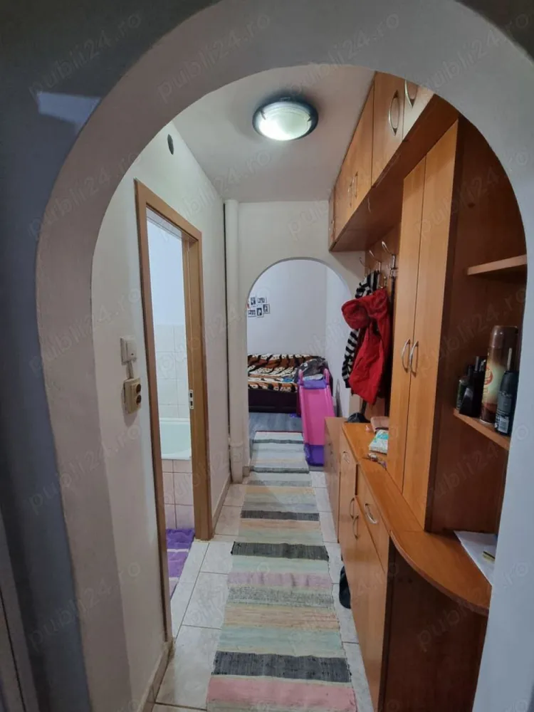 De vanzare apartament cu 3 camere - Ocazie pentru investitie ! Apartamentul se afla la intersectia strazii Jiului cu Tarnavei zona Closca, este de tip semidecomandat se afla la etajul 1 al unui bloc cu 4 etaje construit in anul 1972, are o suprafata utila de 48 mp, si este situat pe centrul blocului ceea ce din punct de vedere termic rezulta un consum redus la utilitati pe timp de iarna. Din a treia camera s-a creat o bucatarie, din bucataria mica s-a facut o camara pentru alimente. Scara blocului este prevazuta cu usa din termopan, vecinii sunt foarte linistiti majoritatea in varsta. Loc de parcare exista in fata blocului fara plata. Este foarte aproape de piata, farmacie, posta, brutarie, magazinele Profi si Peny. Scoala M Eliade, gradinita cu program prelungit nr 9 si liceu Traian Vuia la un minut distanta. Compartimentare : hol intrare, bucatarie, baie, 2 camere, camara. Dotari : geamuri termopan, usi interioare din lemn, gresie, faianta, parchet, centrala termica proprie cu circuit din cupru, calorifere din metal. Apartamentul se vinde mobilat. Nu doresc colaborare cu intermediari. Pretul este usor negociabil.