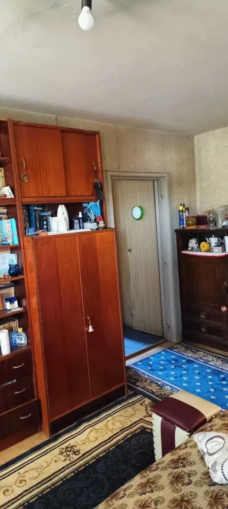 apartament sector 5 salaj - Proprietar , vand apartament 4 camere semidecomandate: - etaj 4 /8; 2 lifturi - semidecomandat; confort 1 - aer conditionat - geamuri termopan ; - 3 debarale; - 2 balcoane inchise - usa metalica intrare - scara curata, sistem supraveghere video - gaze individuale; In zona: LIDL, Profi, Kaufland, Penny, gradinita, scoala, liceu Statie autobuz 2 min pe jos (sos Salaj) - 15 min Pta Unirii ( autobuz ). Pretul afisat este pentru stadiul actual al apartamentului; tinand cont ca apartamentul necesita partial renovare consider ca pentru cumparator este mai bine sa faca aceasta investitie suplimentara in functie de gusturile proprii si buget. Apartamentul este disponibil pentru vanzare imediata si se poate viziona oricand.