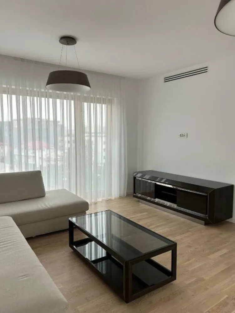 Penthouse direct proprietar - Proprietar, vând imobil, construcţie nouă 2022, tip boutique (7 apartamente) amplasat în zona Eminescu-Toamnei. Apartamentul are o suprafaţă utilă de 120 mp, la care se adaugă 90 mp terase, fiind amplasat pe 3 nivele. La etajul 3 se află: dormitorul matrimonial cu dressing, baie proprie, un balcon şi o terasă de 18 mp, două dormitoare şi o baie. La etajul 4 se află bucătăria open-space, living, un grup sanitar şi o terasă de 26 mp prevăzută cu două copertine retractabile electric dotate cu senzor de vânt. La următorul nivel se află o terasă de 50 mp amenajată pe două zone: o zonă închisă în termopan prevăzută cu încălzitor, jacuzzi Claremont (255 x 236 cm) şi mobilier de terasă şi o zonă bbq. Terasa este acoperită în cele două zone cu pergole bioclimatice retractabile. Apartamentul este alimentat cu curent trifazic şi are un sistem fotovoltaic cu o putere instalată de 3,8 KW (prosumator). Scara interioară este placată cu lemn din stejar masiv şi iluminată cu leduri. Finisaje: - tâmplărie din aluminiu Reiners, cu plase de ţânţari culisabile şi rulouri acţionate electric; - aer condiţionat multisplit Mitsubishi încorporat în tavan; - uşi Filomuro; - electrocasnice marca Bosch, Seria 8; - încălzire în pardoseală (se reglează pe fiecare zonă); - videointerfon; - alarmă şi camere de supraveghere la exterior; - terasele sunt dotate cu jardiniere din lemn masiv exotic în care sunt plante perene. Apartamentul beneficiază de un loc de parcare subteran şi o boxă.