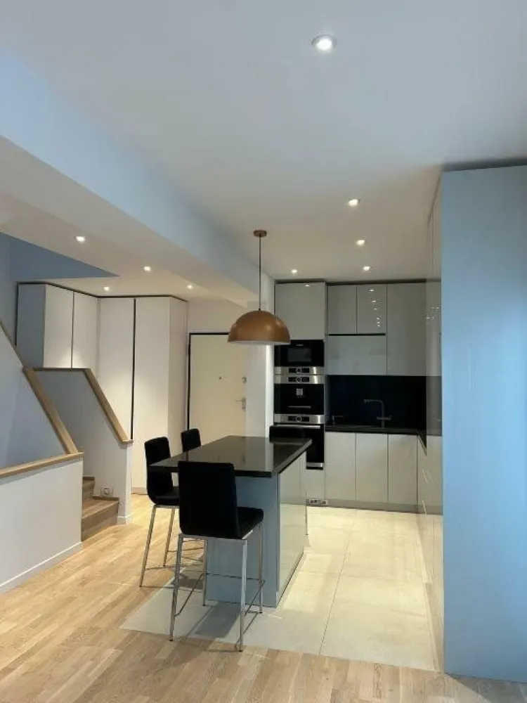 Penthouse direct proprietar - Proprietar, vând imobil, construcţie nouă 2022, tip boutique (7 apartamente) amplasat în zona Eminescu-Toamnei. Apartamentul are o suprafaţă utilă de 120 mp, la care se adaugă 90 mp terase, fiind amplasat pe 3 nivele. La etajul 3 se află: dormitorul matrimonial cu dressing, baie proprie, un balcon şi o terasă de 18 mp, două dormitoare şi o baie. La etajul 4 se află bucătăria open-space, living, un grup sanitar şi o terasă de 26 mp prevăzută cu două copertine retractabile electric dotate cu senzor de vânt. La următorul nivel se află o terasă de 50 mp amenajată pe două zone: o zonă închisă în termopan prevăzută cu încălzitor, jacuzzi Claremont (255 x 236 cm) şi mobilier de terasă şi o zonă bbq. Terasa este acoperită în cele două zone cu pergole bioclimatice retractabile. Apartamentul este alimentat cu curent trifazic şi are un sistem fotovoltaic cu o putere instalată de 3,8 KW (prosumator). Scara interioară este placată cu lemn din stejar masiv şi iluminată cu leduri. Finisaje: - tâmplărie din aluminiu Reiners, cu plase de ţânţari culisabile şi rulouri acţionate electric; - aer condiţionat multisplit Mitsubishi încorporat în tavan; - uşi Filomuro; - electrocasnice marca Bosch, Seria 8; - încălzire în pardoseală (se reglează pe fiecare zonă); - videointerfon; - alarmă şi camere de supraveghere la exterior; - terasele sunt dotate cu jardiniere din lemn masiv exotic în care sunt plante perene. Apartamentul beneficiază de un loc de parcare subteran şi o boxă.