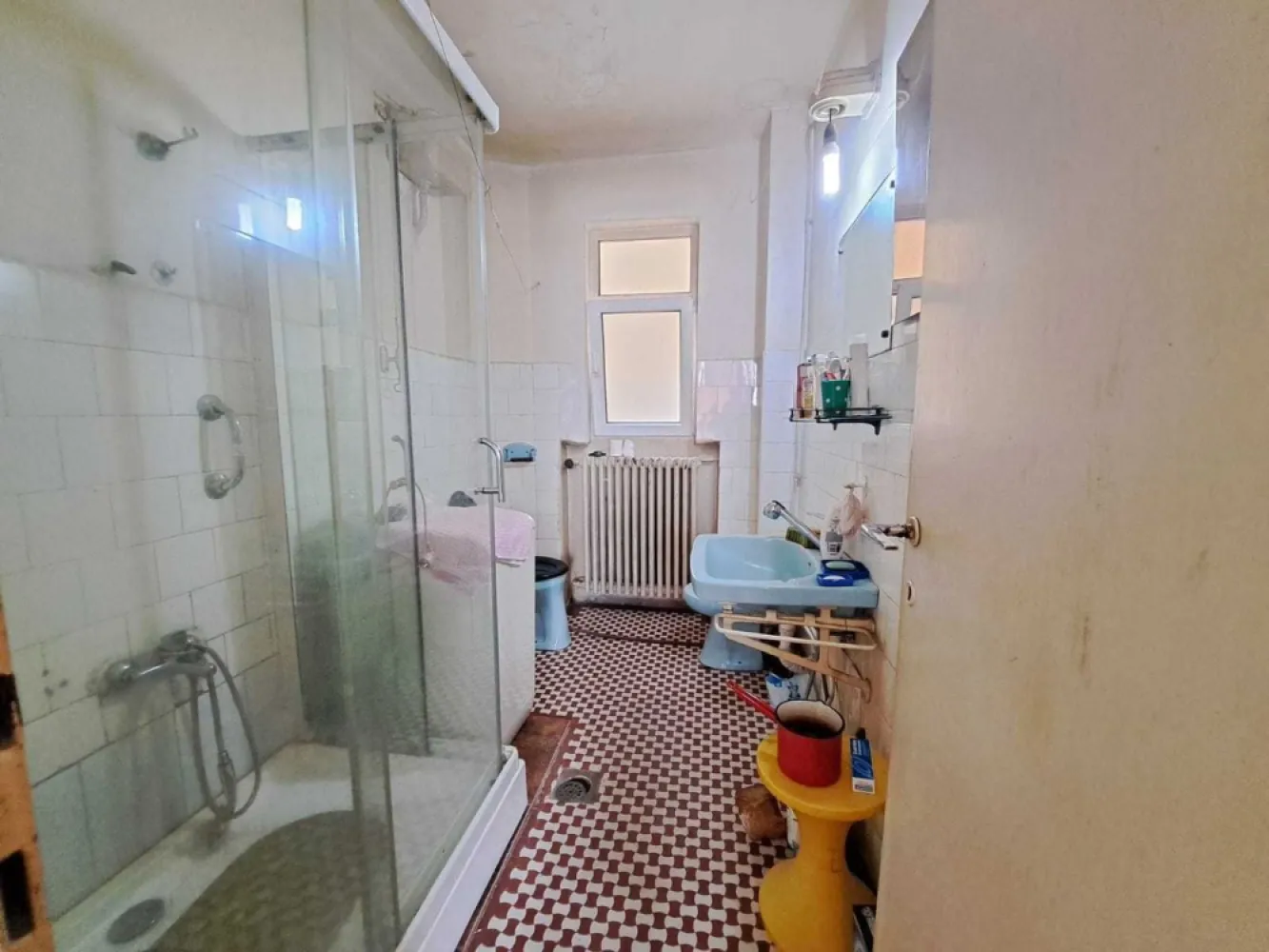 ap 3 cam - Cismigiu - De vanzare apartament 3 camere la intrarea in parcul Cismigiu (intrarea Victor Eftimiu 9), etajul 5/8 Suprafata utila 93.31mp (din care 6.12mp boxa situata la subsol) Blocul are centrala termica proprie. Imobil construit in 1936, consolidat in 1978. Imobilul este incadrat in clasa RS1, inclus in programul de consolidare prin PNRR (estimat incepe lucrari consolidare 2024)