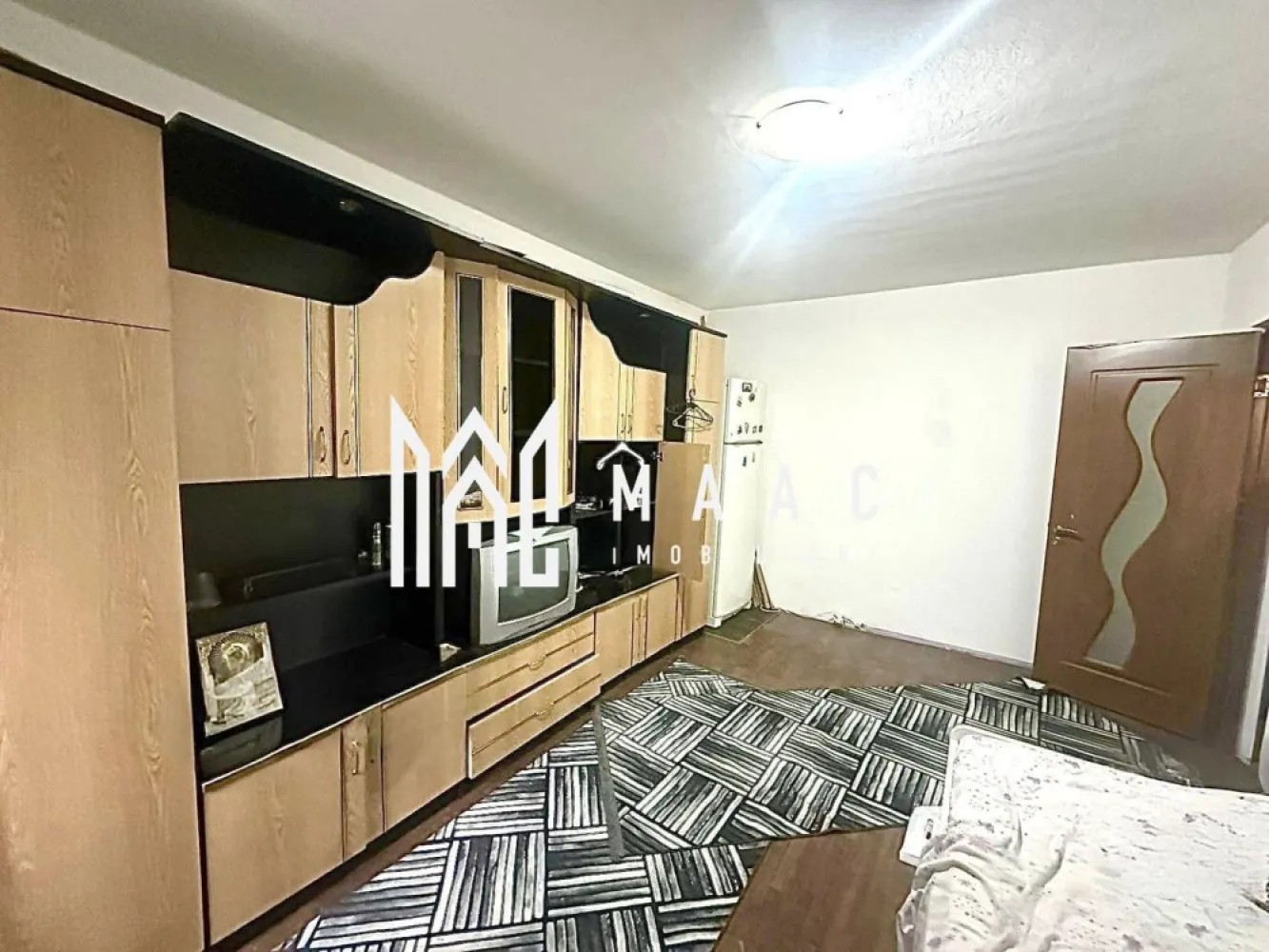 Garsonieră Decomandată | 27 mp utili | Parter înalt | Ștefan cel Mare - Maac Imobiliare vă propune spre vânzare o garsonieră decomandată, situată la parterul înalt al unui bloc îngrijit, pe strada Ștefan cel Mare. Suprafață utilă: 27 mp Compartimentare: Cameră Bucătărie Baie Hol Locuința este ideală atât pentru locuit, cât și pentru investiție, fiind închiriată în prezent cu 250 € / lună, chiriașul dorind să rămână și după vânzare. Avantaje: Poziție excelentă, cu acces rapid către toate punctele de interes În apropiere: supermarketuri (Profi, Simpa), farmacie, stație de autobuz Numeroase locuri de parcare la liber Acces facil către autostradă și centrul orașului Alte beneficii: Bloc întreținut și curat Zonă liniștită și sigură Acces rapid la facilități urbane Pentru mai multe detalii sau pentru programarea unei vizionări, vă rugăm să menționați ID-ul anunțului: CP2777925. }}