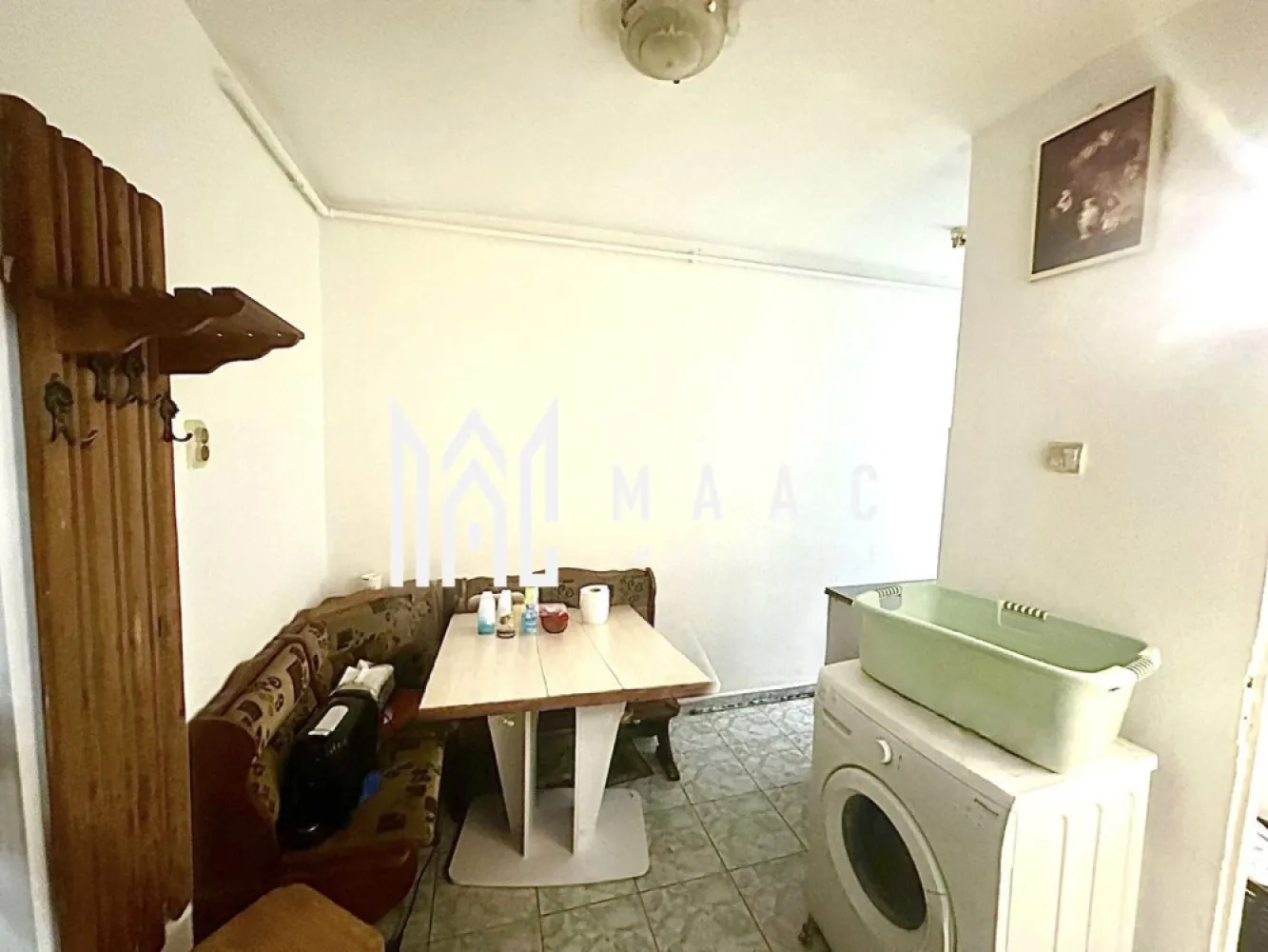 Garsonieră Decomandată | 27 mp utili | Parter înalt | Ștefan cel Mare - Maac Imobiliare vă propune spre vânzare o garsonieră decomandată, situată la parterul înalt al unui bloc îngrijit, pe strada Ștefan cel Mare. Suprafață utilă: 27 mp Compartimentare: Cameră Bucătărie Baie Hol Locuința este ideală atât pentru locuit, cât și pentru investiție, fiind închiriată în prezent cu 250 € / lună, chiriașul dorind să rămână și după vânzare. Avantaje: Poziție excelentă, cu acces rapid către toate punctele de interes În apropiere: supermarketuri (Profi, Simpa), farmacie, stație de autobuz Numeroase locuri de parcare la liber Acces facil către autostradă și centrul orașului Alte beneficii: Bloc întreținut și curat Zonă liniștită și sigură Acces rapid la facilități urbane Pentru mai multe detalii sau pentru programarea unei vizionări, vă rugăm să menționați ID-ul anunțului: CP2777925. }}