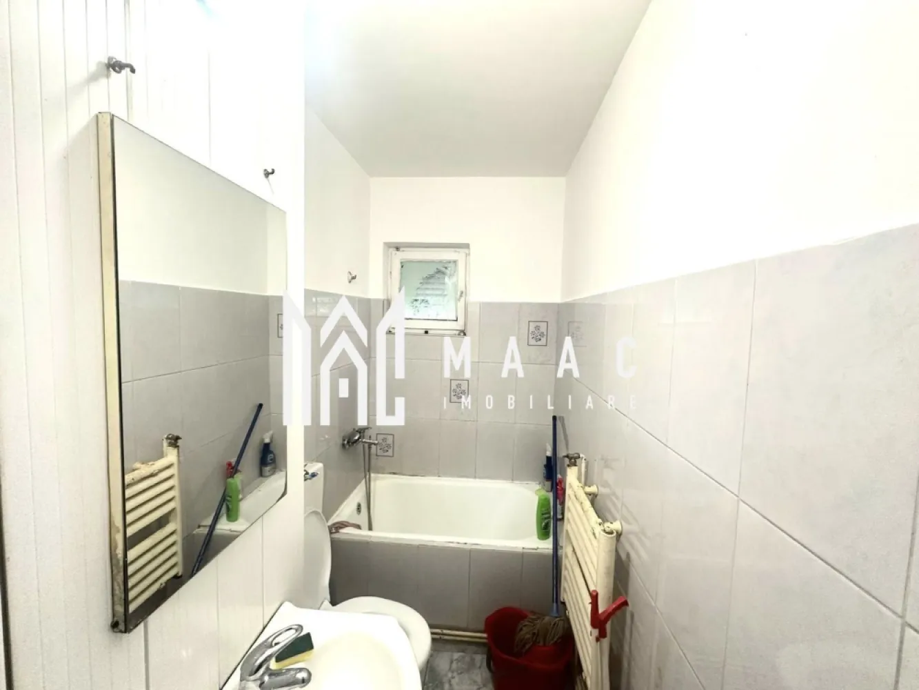 Garsonieră Decomandată | 27 mp utili | Parter înalt | Ștefan cel Mare - Maac Imobiliare vă propune spre vânzare o garsonieră decomandată, situată la parterul înalt al unui bloc îngrijit, pe strada Ștefan cel Mare. Suprafață utilă: 27 mp Compartimentare: Cameră Bucătărie Baie Hol Locuința este ideală atât pentru locuit, cât și pentru investiție, fiind închiriată în prezent cu 250 € / lună, chiriașul dorind să rămână și după vânzare. Avantaje: Poziție excelentă, cu acces rapid către toate punctele de interes În apropiere: supermarketuri (Profi, Simpa), farmacie, stație de autobuz Numeroase locuri de parcare la liber Acces facil către autostradă și centrul orașului Alte beneficii: Bloc întreținut și curat Zonă liniștită și sigură Acces rapid la facilități urbane Pentru mai multe detalii sau pentru programarea unei vizionări, vă rugăm să menționați ID-ul anunțului: CP2777925. }}