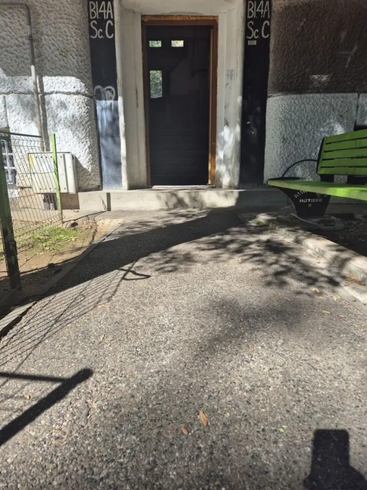 Apartament 4 camere /Boxa /Calea Ferentari 72 /Sector 5 /Proprietar - Apartament 4 camere Decomandat Suprafata Utila =81.1 mp Suprafata Totala =87.1 mp Doua grupuri sanitare Calea Ferentari nr. 72, bl. 4A, sc. C Etaj 3, ap. 8, sector 5, Bucuresti Proprietar Cadastru si Intabulare Certificat de Performanta Energetic Apartamentul este gol , curat și proaspăt zugrăvit Se afla intr-o zona liniștită La 100 m este scoala și la 150 m Kaufland 5 minute de mers pe jos de mijloacele în comun Cele mai apropiate statii de Metrou :Eroii Revolutiei si Piata Unirii Se poate lasă inclusiv mobila existenta sau se poate preda gol Nu doresc schimb de nici un fel Prețul negociabil în limita bunului simt Nu am nici o problema în a colabora atâta timp cât ambele părți implicate au de câștigat