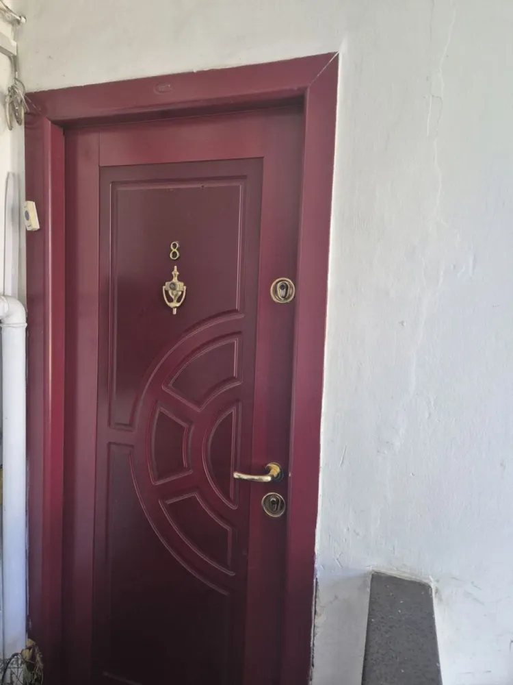 Apartament 4 camere /Boxa /Calea Ferentari 72 /Sector 5 /Proprietar - Apartament 4 camere Decomandat Suprafata Utila =81.1 mp Suprafata Totala =87.1 mp Doua grupuri sanitare Calea Ferentari nr. 72, bl. 4A, sc. C Etaj 3, ap. 8, sector 5, Bucuresti Proprietar Cadastru si Intabulare Certificat de Performanta Energetic Apartamentul este gol , curat și proaspăt zugrăvit Se afla intr-o zona liniștită La 100 m este scoala și la 150 m Kaufland 5 minute de mers pe jos de mijloacele în comun Cele mai apropiate statii de Metrou :Eroii Revolutiei si Piata Unirii Se poate lasă inclusiv mobila existenta sau se poate preda gol Nu doresc schimb de nici un fel Prețul negociabil în limita bunului simt Nu am nici o problema în a colabora atâta timp cât ambele părți implicate au de câștigat