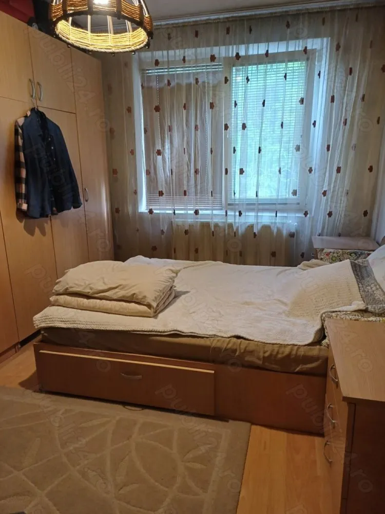 4 camere Dristor-metrou - Dristor- metrou parter 8, semidecomandat, 82mp, construcție 1984,centrală termică, loc parcare. Apartamentul este într-un imobil curat,civilizat, aproape de școli, grădinițe, centre comerciale, etc.