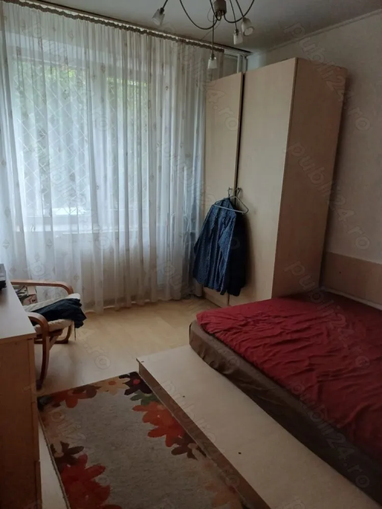 4 camere Dristor-metrou - Dristor- metrou parter 8, semidecomandat, 82mp, construcție 1984,centrală termică, loc parcare. Apartamentul este într-un imobil curat,civilizat, aproape de școli, grădinițe, centre comerciale, etc.