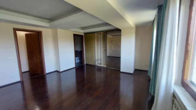 Vînzarea apartament 4 camere