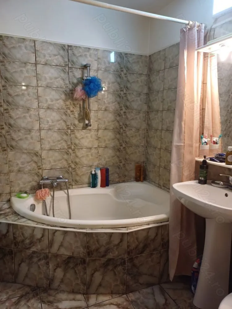 4 camere Dristor-metrou - Dristor- metrou parter 8, semidecomandat, 82mp, construcție 1984,centrală termică, loc parcare. Apartamentul este într-un imobil curat,civilizat, aproape de școli, grădinițe, centre comerciale, etc.