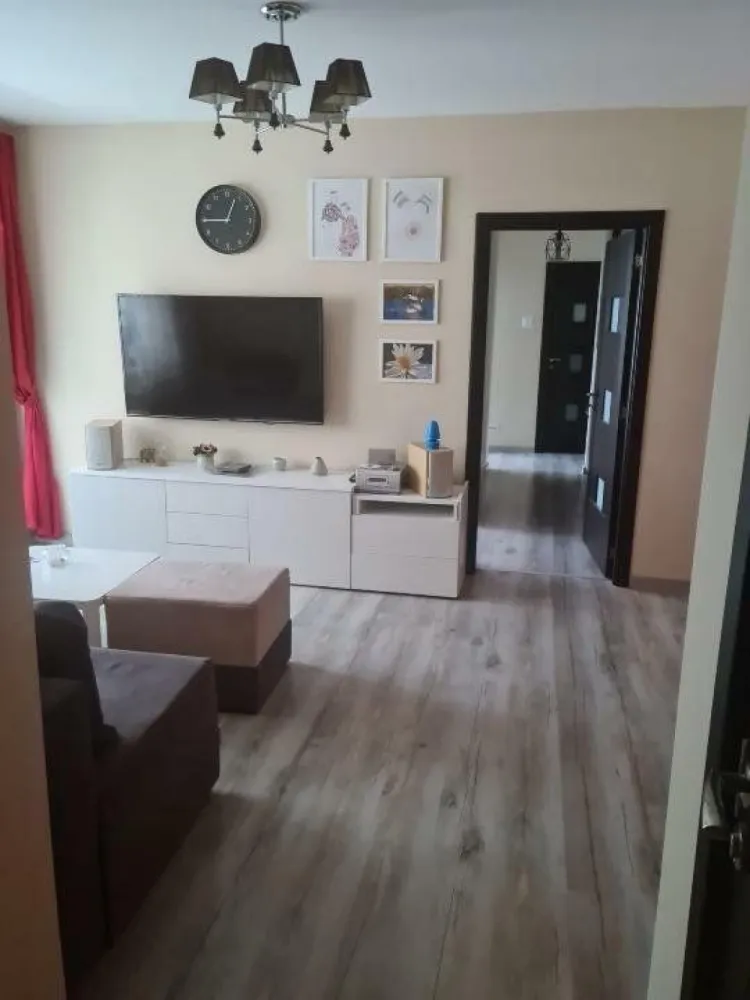 De vânzare apartament 4 camere Militari Veteranilor - Vanzare apartament 4 camere, semidecomandat, situat în zona Veteranilor, etajul 5 din 10, bloc construit in anul 1977, anvelopat termic.Imobilul, in suprafata totală de 83 mp este format din living cu un balcon, 3 dormitoare dintre care unul are al doilea balcon, bucatarie, baie si grup sanitar, hol lung.Acesta dispune de numeroase facilităţi: piata, metrou,tramvai Carrefour, Mall Plazza, staţii STB, şcoli, gradiniţe, Parcul Liniei. Apartamentul a fost renovat complet în 2018 şi se vinde mobilat şi utilat.