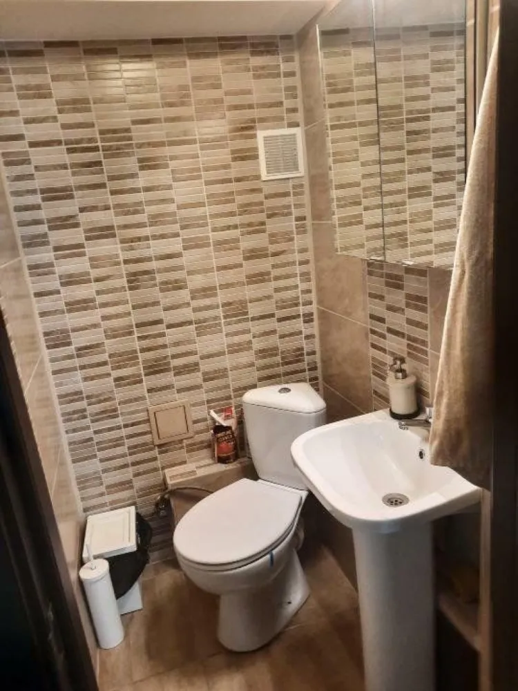 De vânzare apartament 4 camere Militari Veteranilor - Vanzare apartament 4 camere, semidecomandat, situat în zona Veteranilor, etajul 5 din 10, bloc construit in anul 1977, anvelopat termic.Imobilul, in suprafata totală de 83 mp este format din living cu un balcon, 3 dormitoare dintre care unul are al doilea balcon, bucatarie, baie si grup sanitar, hol lung.Acesta dispune de numeroase facilităţi: piata, metrou,tramvai Carrefour, Mall Plazza, staţii STB, şcoli, gradiniţe, Parcul Liniei. Apartamentul a fost renovat complet în 2018 şi se vinde mobilat şi utilat.