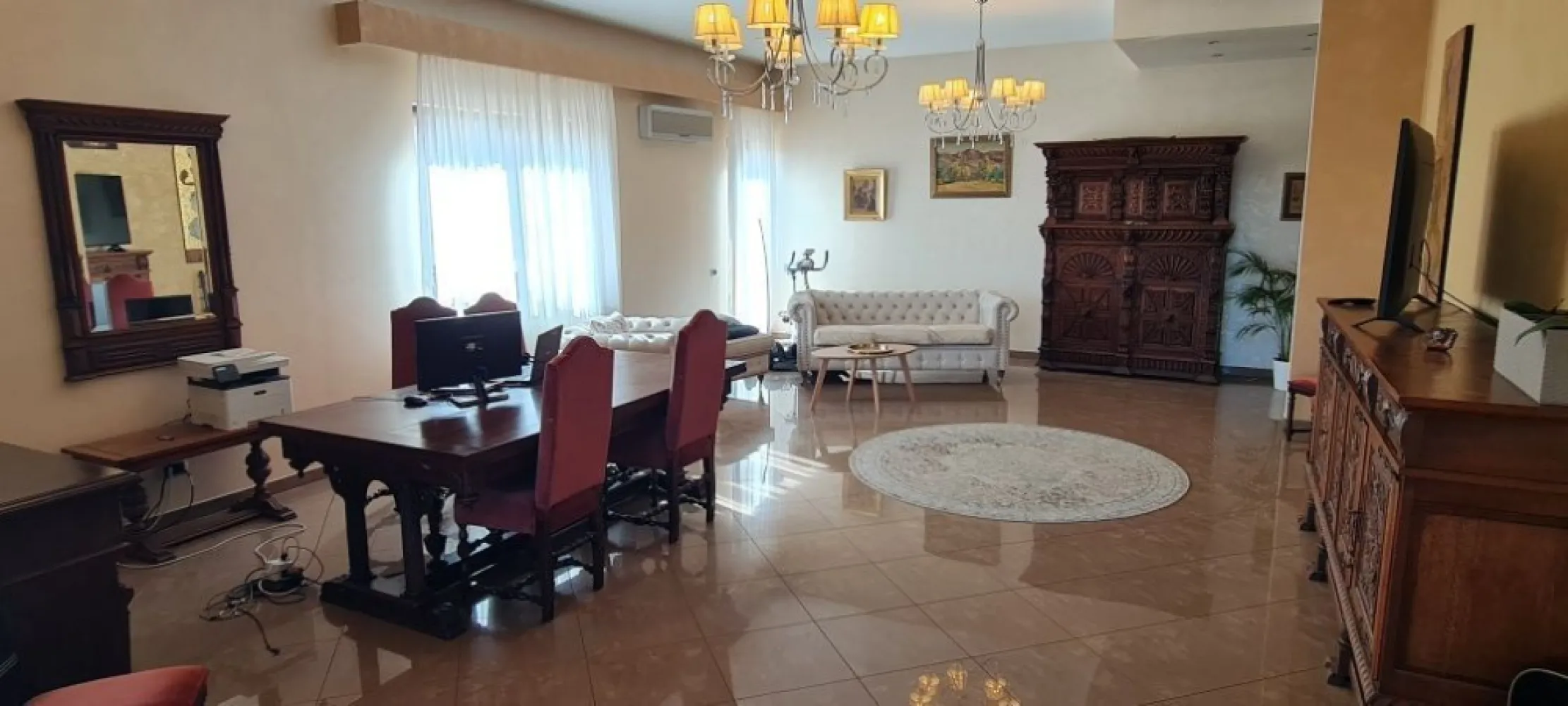 Apartament spectaculos penthouse Dr. Taberei - Apartament 420 mp, cu 3 dormitoare mari ensuite (cu baie si terasa proprie), living imens, bucatarie openspace, terase mari, uscatorie, 2 locuri de parcare in garaj subteran si boxa proprie, total 4 bai. 200 mp util, 200 mp terase, 20 mp boxă. Proprietar. NU doresc colaborare cu agentii, nu deranjati inutil! Eliberabil imediat. Bloc super-curat, comunitate armonioasa. Magazine, scoli, transport in imediata apropiere. Mobilat integral. Video la cerere.