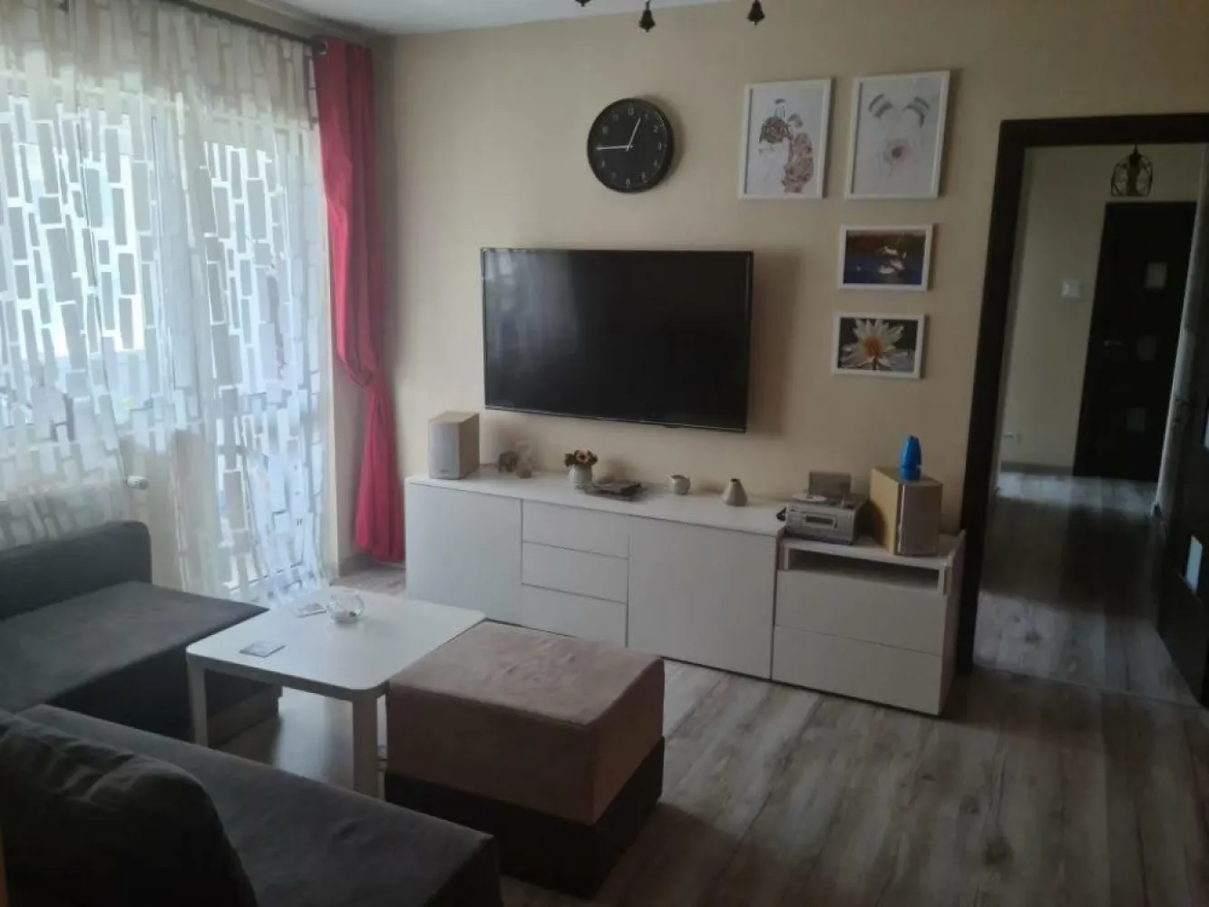 De vânzare apartament 4 camere Militari Veteranilor - Vanzare apartament 4 camere, semidecomandat, situat în zona Veteranilor, etajul 5 din 10, bloc construit in anul 1977, anvelopat termic.Imobilul, in suprafata totală de 83 mp este format din living cu un balcon, 3 dormitoare dintre care unul are al doilea balcon, bucatarie, baie si grup sanitar, hol lung.Acesta dispune de numeroase facilităţi: piata, metrou,tramvai Carrefour, Mall Plazza, staţii STB, şcoli, gradiniţe, Parcul Liniei. Apartamentul a fost renovat complet în 2018 şi se vinde mobilat şi utilat.
