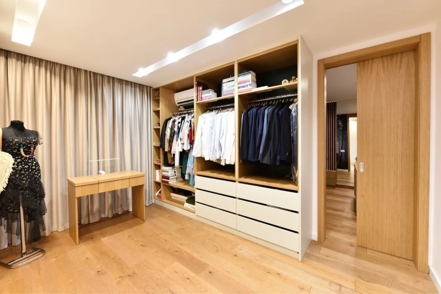 Apartament Duplex 5 camere Aviatiei - Cloud 9 Residence Lux - **Oportunitate rară în Aviației - Herastrău - Pipera: Proprietate perfectă pentru familii cu copii** Descoperiți acest imobil de lux, complet echipat și mobilat, ideal pentru o familie activă în inima Bucureștiului. **Caracteristici principale:** - **Tip imobil:** Duplex, format din 2 apartamente alipite, cu 5 camere - **Suprafață construită:** 200 mp și curte de 30 mp în complexul Cloud 9 Residence - **Finisaje de lux:** Design interior realizat de un specialist cu atentie la compartimentare si eficientizare unitati locative de lux - **Mobilă și pardoseală:** Lemn masiv de cea mai înaltă calitate, parchet din lemn natural **Locație privilegiată:** - **Conectivitate excelentă:** Metrou Aviației la 8 minute pe jos, aproape de DRPCIV și Carrefour Market în incinta complexului - **Recreere și utilități:** Parcul Herăstrău și Ponderas la scurtă distanță cu mașina - **Accesibilitate:** Aeroportul Băneasa în 15 minute și Otopeni în 20 minute cu mașina **Dotări și facilități:** - **Spații generoase:** 4 dormitoare, dressing separat, living cu înălțime de 6 m - **Bucătărie complet mobilată și utilată:** Equipată pentru confortul maxim al familiei - **Confort modern:** Sistem smart home pentru controlul eficient al temperaturii și încărcare auto electrică **Alte detalii:** - **Parcare:** Locuri disponibile contra cost, în apropierea liftului de la etajul -1 si cu statie de incarcare electrica. - **Preț:** 699.000 EURO + TVA Acest imobil unic reprezintă o oportunitate de neegalat pentru cei care apreciază confortul și luxul într-o locație centrală din București.