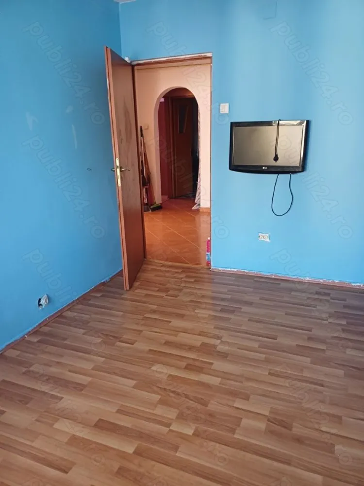 Vând apartament 4 camere - Apartament 4 camere,decomandat, 2 bai,2 balcoane,