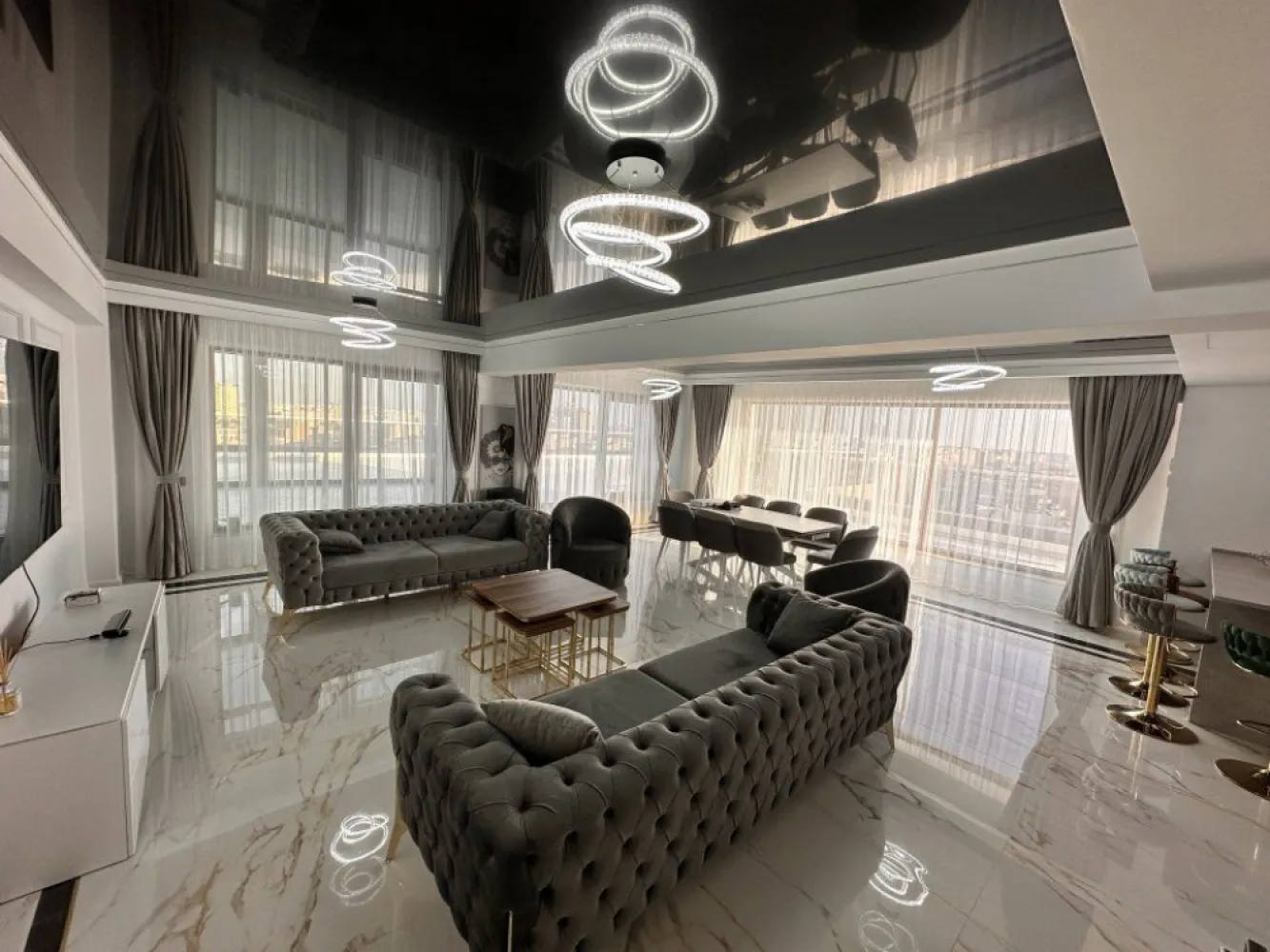 Penthouse exclusivist, 650 mp, Unirii-Alba Iulia-Mall Vitan CRYPTO Accept - Descoperiti Eleganta Suprema in Inima Bucurestiului! Va invitam sa va indragostiti de rafinamentul si luxul definitiv in acest penthouse extraordinar, situat intr-o locatie unica in zona Unirii-Alba Iulia-Mall Vitan. Cu o suprafata generoasa mde 210 metri patrati utili, acesta reprezinta o bijuterie imobiliara care imbina opulenta cu eleganta intr-un mod desavarsit gandita si creata de un designer italian (Michele Drill). Caracteristicile deosebite includ nu doar dimensiunile impresionante, ci si terasele sale magice, totalizand 450 metri patrati, oferind privelisti panoramice ale intregului Bucuresti. Admirati Palatul Parlamentului, Catedrala Mantuirii Neamului, Mall Vitan si Zona Unirii si Mihai Bravu in toata splendoarea lor. Aceasta locuinta exceptionala este complet mobilata si utilata, gata pentru a va primi imediat, doar cu hainele. De la masina de spalat rufe si vase, fier de calcat, frigider, aparat de cafea, fierbator, pana la TV cu ambilight, pat cu masaj si "0 gravity", leduri ambientale dinamice pe terasa, bucatarie de vara si mobilier Chesterfield - fiecare detaliu a fost ales cu grija pentru a va oferi o experienta de viata fara cusur. Cele trei dormitoare si baile elegante cu oglinzi bronz cu leduri completeaza aceasta oaza de confort si rafinament. Baile sunt dotate cu sanitare Grohe, Villeroy & Boch. Bucataria spatioasa open space si insula, cu cele mai noi echipamente (gratar pe gaz cu 3 zone de gatire, plita inductie, cuptor microunde, cuptor normal electric incorporabile, aparat cafea Nespresso, prajitor paine 2x2, fierbator) devine centru de creatie culinara, iar livingul cu design sofisticat si vedere panoramica va asteapta pentru momente relaxante alaturi de cei dragi. Acest penthouse de exceptie este pregatit sa devina locuinta in care visele prind viata. Descoperiti fiecare secret al acestei proprietati unice si transformati-o in caminul dvs. exclusivist. Acceptam plata cu criptomonede, aducand un element modern si inovator in aceasta experienta de cumparare. Pentru mai multe informatii sau pentru a programa o vizionare, va stam la dispozitie. Accept plata in Crypto.