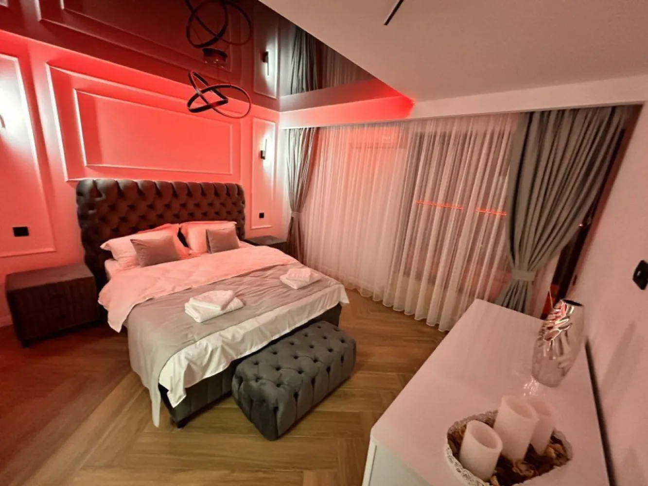 Penthouse exclusivist, 650 mp, Unirii-Alba Iulia-Mall Vitan CRYPTO Accept - Descoperiti Eleganta Suprema in Inima Bucurestiului! Va invitam sa va indragostiti de rafinamentul si luxul definitiv in acest penthouse extraordinar, situat intr-o locatie unica in zona Unirii-Alba Iulia-Mall Vitan. Cu o suprafata generoasa mde 210 metri patrati utili, acesta reprezinta o bijuterie imobiliara care imbina opulenta cu eleganta intr-un mod desavarsit gandita si creata de un designer italian (Michele Drill). Caracteristicile deosebite includ nu doar dimensiunile impresionante, ci si terasele sale magice, totalizand 450 metri patrati, oferind privelisti panoramice ale intregului Bucuresti. Admirati Palatul Parlamentului, Catedrala Mantuirii Neamului, Mall Vitan si Zona Unirii si Mihai Bravu in toata splendoarea lor. Aceasta locuinta exceptionala este complet mobilata si utilata, gata pentru a va primi imediat, doar cu hainele. De la masina de spalat rufe si vase, fier de calcat, frigider, aparat de cafea, fierbator, pana la TV cu ambilight, pat cu masaj si "0 gravity", leduri ambientale dinamice pe terasa, bucatarie de vara si mobilier Chesterfield - fiecare detaliu a fost ales cu grija pentru a va oferi o experienta de viata fara cusur. Cele trei dormitoare si baile elegante cu oglinzi bronz cu leduri completeaza aceasta oaza de confort si rafinament. Baile sunt dotate cu sanitare Grohe, Villeroy & Boch. Bucataria spatioasa open space si insula, cu cele mai noi echipamente (gratar pe gaz cu 3 zone de gatire, plita inductie, cuptor microunde, cuptor normal electric incorporabile, aparat cafea Nespresso, prajitor paine 2x2, fierbator) devine centru de creatie culinara, iar livingul cu design sofisticat si vedere panoramica va asteapta pentru momente relaxante alaturi de cei dragi. Acest penthouse de exceptie este pregatit sa devina locuinta in care visele prind viata. Descoperiti fiecare secret al acestei proprietati unice si transformati-o in caminul dvs. exclusivist. Acceptam plata cu criptomonede, aducand un element modern si inovator in aceasta experienta de cumparare. Pentru mai multe informatii sau pentru a programa o vizionare, va stam la dispozitie. Accept plata in Crypto.