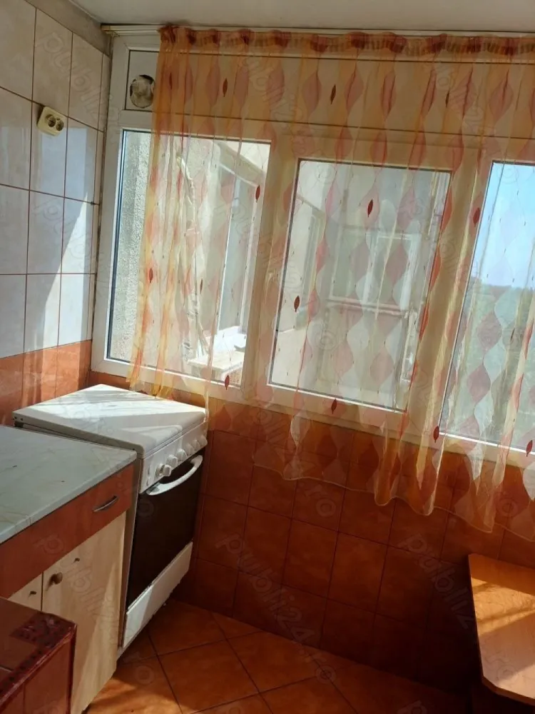 Vând apartament 4 camere