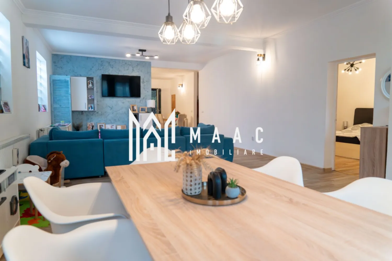 BLACK FRIDAY | Casa individuala | Teren 700 mp | Sura Mare - BLACK FRIDAY - Profită de cea mai bună perioadă din an pentru a deveni proprietar! Reducere de 12.001 euro - Pret vechi - 252.000 euro Pret promotional - 239.999 euro MAAC Imobiliare vă propune spre vânzare o proprietate unică, situată în comuna Șura Mare – o zonă liniștită, cu acces facil către Sibiu. Casa principală este o locuință individuală pe un singur nivel, cu o suprafață utilă de 180 mp, compartimentată inteligent pentru a oferi confort și intimitate: Living generos și luminos, ideal pentru momentele petrecute alături de familie. Bucătărie modernă, complet mobilată și utilată. Două dormitoare spațioase, fiecare cu baie proprie, pentru un plus de confort. Terasă de 32 mp, perfectă pentru relaxare. Proprietatea se află pe un teren de 700 mp, din care 320 mp reprezintă curte liberă, cu acces auto și intimitate. În curte se află și o construcție secundară cu destinație de spațiu comercial/birouri, având o suprafață utilă de 125 mp, acoperiș schimbat recent (în urmă cu un an). Aceasta oferă multiple posibilități: birou privat, atelier, spațiu de lucru sau investiție. Dotări și avantaje suplimentare: Se predă complet mobilată și utilată, gata de locuit. Geamuri securizate și antifonate, cu jaluzele electrice. Tavane înalte (3,10 m) ce oferă un aer elegant și spațios. Toate țevile de apă și canalizare au fost curățate anul trecut, ceea ce garantează întreținerea corespunzătoare. Localizare: Șura Mare – o zonă căutată pentru liniște și acces rapid către Sibiu, ideală atât pentru locuit, cât și pentru desfășurarea unei activități profesionale datorită spațiului comercial existent. Această proprietate reprezintă alegerea perfectă pentru cei care își doresc o locuință deosebită, spațioasă, dar și oportunitatea de a combina confortul personal cu activitatea profesională. ID: CP2777725. }}