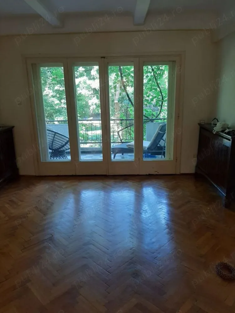 Vând apartament 185mp la Cișmigiu - Proprietar! Vând apartament 6 camere la Cișmigiu 185 mp compus din 6 camere, bucătărie, 3 grupuri sanitare, 2 balcoane și o terasa plus alte dependințe, apartamentul se afla la etajul 1 al unui bloc de 8 etaje monument istoric și cu risc seismic 1, blocul a fost construit între 1935-1939, dispune de lift este din cărămidă cu stâlpi din beton, se afla la întrare în Cișmigiu adresa find Intrarea Victor Eftimiu nr 9 prețul este de 350000 euro negociabil. !!! Fără intermediari !!! Mulțumesc pt înțelegere.