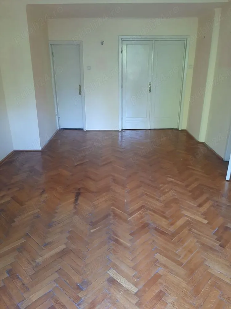 Vând apartament 185mp la Cișmigiu - Proprietar! Vând apartament 6 camere la Cișmigiu 185 mp compus din 6 camere, bucătărie, 3 grupuri sanitare, 2 balcoane și o terasa plus alte dependințe, apartamentul se afla la etajul 1 al unui bloc de 8 etaje monument istoric și cu risc seismic 1, blocul a fost construit între 1935-1939, dispune de lift este din cărămidă cu stâlpi din beton, se afla la întrare în Cișmigiu adresa find Intrarea Victor Eftimiu nr 9 prețul este de 350000 euro negociabil. !!! Fără intermediari !!! Mulțumesc pt înțelegere.