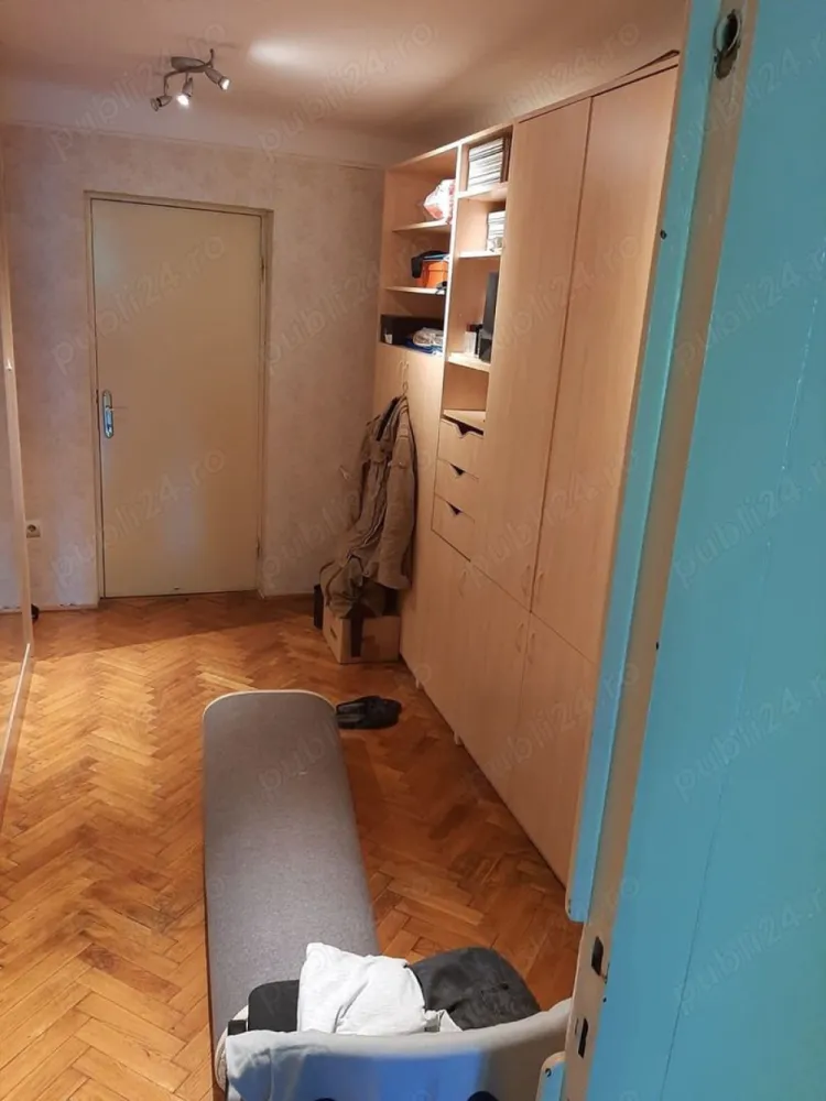 Vând apartament 185mp la Cișmigiu - Proprietar! Vând apartament 6 camere la Cișmigiu 185 mp compus din 6 camere, bucătărie, 3 grupuri sanitare, 2 balcoane și o terasa plus alte dependințe, apartamentul se afla la etajul 1 al unui bloc de 8 etaje monument istoric și cu risc seismic 1, blocul a fost construit între 1935-1939, dispune de lift este din cărămidă cu stâlpi din beton, se afla la întrare în Cișmigiu adresa find Intrarea Victor Eftimiu nr 9 prețul este de 350000 euro negociabil. !!! Fără intermediari !!! Mulțumesc pt înțelegere.