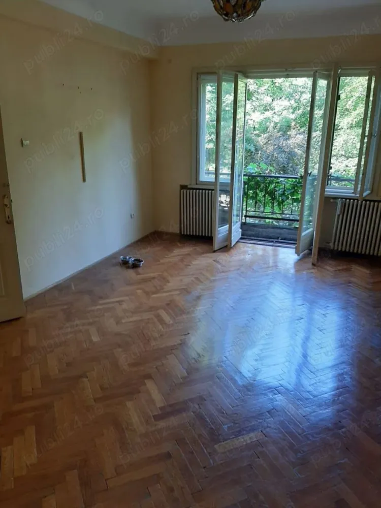 Vând apartament 185mp la Cișmigiu - Proprietar! Vând apartament 6 camere la Cișmigiu 185 mp compus din 6 camere, bucătărie, 3 grupuri sanitare, 2 balcoane și o terasa plus alte dependințe, apartamentul se afla la etajul 1 al unui bloc de 8 etaje monument istoric și cu risc seismic 1, blocul a fost construit între 1935-1939, dispune de lift este din cărămidă cu stâlpi din beton, se afla la întrare în Cișmigiu adresa find Intrarea Victor Eftimiu nr 9 prețul este de 350000 euro negociabil. !!! Fără intermediari !!! Mulțumesc pt înțelegere.
