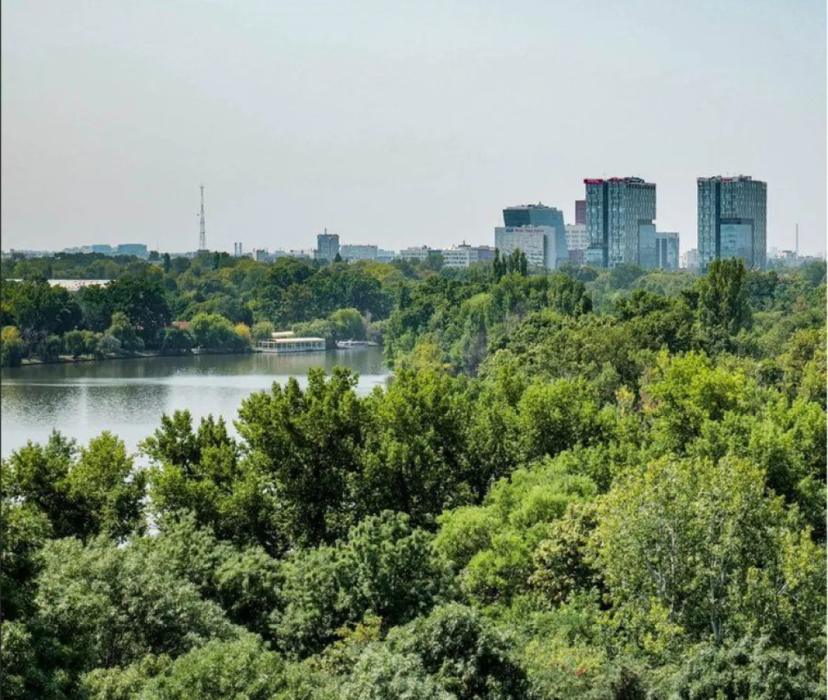 PENTHOUSE DE LUX CU VEDERE LA PARCUL HERASTRAU - Descoperă unităţile rezidenţiale finalizate din apropierea parcului Herastrau, cu cele mai spectaculoase privelişti ce pot fi savurate de la balcoanele unora dintre cele mai bine amplasate apartamente si penthouse-uri din Bucuresti. Penthouse-ul face parte dintr-un ansamblul rezidential situat pe sos. Nordului, intr-o zona linistita la câţiva paşi distanţă faţă de Parcul Herăstrău, cel mai mare parc din zona de nord a Bucureştiului. Acest complex de apartamente, beneficiaza de un design deosebit, finisajele fiind de înaltă calitate, de un design sofisticat, spaţii verzi şi vederi panoramice. Penthouse-urile au priveliste spre parcul Herastrau, complet finisate si pregatite pentru a fi locuite. Materiale durabile; Eficienţă energetică; Sisteme de instalare cu poluare scăzută; Calitate excelentă a mediului interior. Caracteristici imobil: Structura imobilui este din beton armat. Cladirea este izolata termic cu polistiren de 10cm. Compartimentarile sunt realizate din caramida BCA, placate cu gips carton si finisate cu vopsea lavabila de culoare alba. Baile sunt placate cu gresie si faianta. Tamplarie PVC negru cu geam tripan. Glafuri din piatra naturala. Fatada dinspre curtea interioara este acoperita cu decorativa de culoare bej. Fatada publica este acoperita cu placaj compozit de culoare negru si alb cu intarsii de banda led. Centrale termice pe gaz Viessmann, cu boier, individuale pentru fiecare apartament. Instalatii sanitare si termice realizate cu conducte din PP-R Aquatherm si PEX-A Uponor. Instalatii incalzire in pardoseala realizate cu sistem Uponor. Instalatii climatizare inverter Starway, multisplit cu distributie prin grile ingropate. Usi interioare culoare mahon. Terase acoperite cu gresie antiderapanta flotanta. Balcoane curte interioara placate cu gresie. Usi metalice furniruite la intrarea in apartamente. Pordoseli placate cu gresie imitatie lemn. Balustrade din otel inox cu parapet din sticle securizata. Garaj subteran finisat cu vopsea lavabila alba Printre atracţiile acestui complex exclusivist situat pe Sos. Nordului se numără: PARCUL HERASTRAU 0KM/0 MIN SATUL FRACEZ 450M/ 2 MIN STATIE METROU AUREL VLICU 2,4 KM/7 MIN ARCUL DE TRIUMF 3,3 KM/10 MIN AEROPORTUL BANEASA 3,4KM/10MIN PIATA VICTORIEI 4,2 KM/13 MIN MALL BANEASA 5KM/12 MIN HOTEL RAMADA 800M/4 MIN plus multe restaurante de elită pe drumul principal şi pe lac. Accesul rapid la şcolile internaţionale şi centrele de birouri comerciale din Pipera reprezintă, de asemenea, un atu. Saloane moderne de înfrumuseţare şi săli de fitness sunt disponibile în imediata apropiere. Distanţa până în centrul oraşului este una foarte scurtă, 5 minute faţă de Piaţa Charles de Gaulle, iar conexiunea cu Aeroportul Internaţional Henri Coandă este, de asemenea, rapidă şi uşoară. Penthouse â€“ cu 5 camere, suprafata 550 mp â€“ 2.000.000 Euro + TVA Apartamentele cu 4 camere: SUPRAFEŢE: 240 mp â€“ 247 mp.PREŢ: 800.000 â€“ 830.000 EURO + TVA Apartamentele cu vedere spre parcul Herastrau â€“ 830.000 Euro + TVA Apartamentele cu vedere spre zona Baneasa â€“ 800.000 Euro + TVA DIRECT DEZVOLTATOR, COMISION 0%