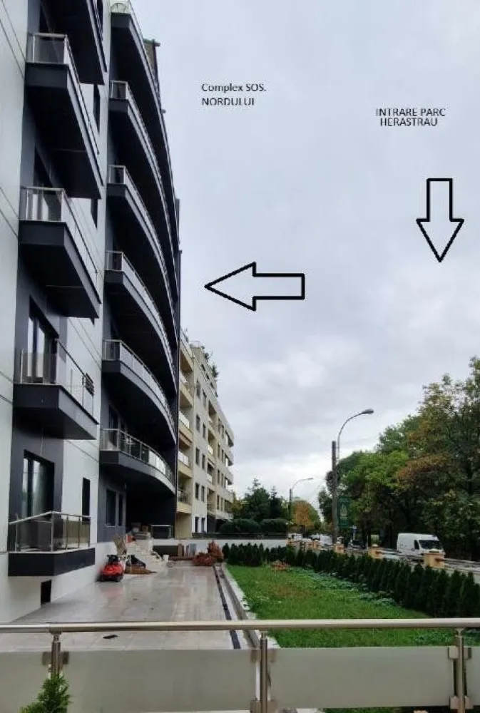 PENTHOUSE DE LUX CU VEDERE LA PARCUL HERASTRAU - Descoperă unităţile rezidenţiale finalizate din apropierea parcului Herastrau, cu cele mai spectaculoase privelişti ce pot fi savurate de la balcoanele unora dintre cele mai bine amplasate apartamente si penthouse-uri din Bucuresti. Penthouse-ul face parte dintr-un ansamblul rezidential situat pe sos. Nordului, intr-o zona linistita la câţiva paşi distanţă faţă de Parcul Herăstrău, cel mai mare parc din zona de nord a Bucureştiului. Acest complex de apartamente, beneficiaza de un design deosebit, finisajele fiind de înaltă calitate, de un design sofisticat, spaţii verzi şi vederi panoramice. Penthouse-urile au priveliste spre parcul Herastrau, complet finisate si pregatite pentru a fi locuite. Materiale durabile; Eficienţă energetică; Sisteme de instalare cu poluare scăzută; Calitate excelentă a mediului interior. Caracteristici imobil: Structura imobilui este din beton armat. Cladirea este izolata termic cu polistiren de 10cm. Compartimentarile sunt realizate din caramida BCA, placate cu gips carton si finisate cu vopsea lavabila de culoare alba. Baile sunt placate cu gresie si faianta. Tamplarie PVC negru cu geam tripan. Glafuri din piatra naturala. Fatada dinspre curtea interioara este acoperita cu decorativa de culoare bej. Fatada publica este acoperita cu placaj compozit de culoare negru si alb cu intarsii de banda led. Centrale termice pe gaz Viessmann, cu boier, individuale pentru fiecare apartament. Instalatii sanitare si termice realizate cu conducte din PP-R Aquatherm si PEX-A Uponor. Instalatii incalzire in pardoseala realizate cu sistem Uponor. Instalatii climatizare inverter Starway, multisplit cu distributie prin grile ingropate. Usi interioare culoare mahon. Terase acoperite cu gresie antiderapanta flotanta. Balcoane curte interioara placate cu gresie. Usi metalice furniruite la intrarea in apartamente. Pordoseli placate cu gresie imitatie lemn. Balustrade din otel inox cu parapet din sticle securizata. Garaj subteran finisat cu vopsea lavabila alba Printre atracţiile acestui complex exclusivist situat pe Sos. Nordului se numără: PARCUL HERASTRAU 0KM/0 MIN SATUL FRACEZ 450M/ 2 MIN STATIE METROU AUREL VLICU 2,4 KM/7 MIN ARCUL DE TRIUMF 3,3 KM/10 MIN AEROPORTUL BANEASA 3,4KM/10MIN PIATA VICTORIEI 4,2 KM/13 MIN MALL BANEASA 5KM/12 MIN HOTEL RAMADA 800M/4 MIN plus multe restaurante de elită pe drumul principal şi pe lac. Accesul rapid la şcolile internaţionale şi centrele de birouri comerciale din Pipera reprezintă, de asemenea, un atu. Saloane moderne de înfrumuseţare şi săli de fitness sunt disponibile în imediata apropiere. Distanţa până în centrul oraşului este una foarte scurtă, 5 minute faţă de Piaţa Charles de Gaulle, iar conexiunea cu Aeroportul Internaţional Henri Coandă este, de asemenea, rapidă şi uşoară. Penthouse â€“ cu 5 camere, suprafata 550 mp â€“ 2.000.000 Euro + TVA Apartamentele cu 4 camere: SUPRAFEŢE: 240 mp â€“ 247 mp.PREŢ: 800.000 â€“ 830.000 EURO + TVA Apartamentele cu vedere spre parcul Herastrau â€“ 830.000 Euro + TVA Apartamentele cu vedere spre zona Baneasa â€“ 800.000 Euro + TVA DIRECT DEZVOLTATOR, COMISION 0%