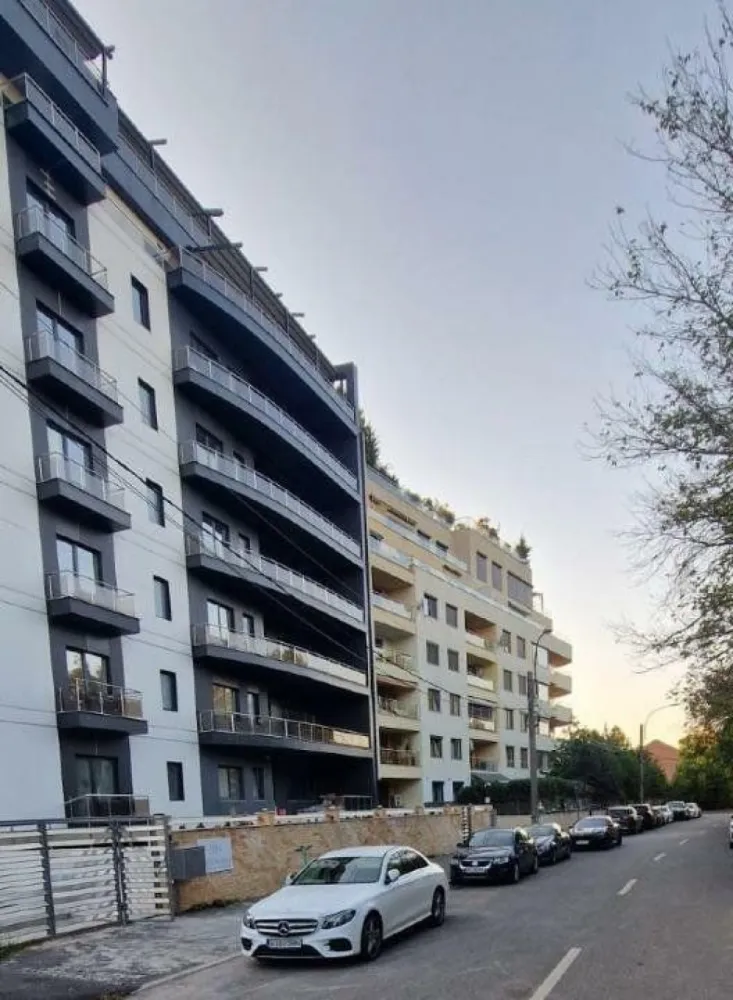 PENTHOUSE DE LUX CU VEDERE LA PARCUL HERASTRAU - Descoperă unităţile rezidenţiale finalizate din apropierea parcului Herastrau, cu cele mai spectaculoase privelişti ce pot fi savurate de la balcoanele unora dintre cele mai bine amplasate apartamente si penthouse-uri din Bucuresti. Penthouse-ul face parte dintr-un ansamblul rezidential situat pe sos. Nordului, intr-o zona linistita la câţiva paşi distanţă faţă de Parcul Herăstrău, cel mai mare parc din zona de nord a Bucureştiului. Acest complex de apartamente, beneficiaza de un design deosebit, finisajele fiind de înaltă calitate, de un design sofisticat, spaţii verzi şi vederi panoramice. Penthouse-urile au priveliste spre parcul Herastrau, complet finisate si pregatite pentru a fi locuite. Materiale durabile; Eficienţă energetică; Sisteme de instalare cu poluare scăzută; Calitate excelentă a mediului interior. Caracteristici imobil: Structura imobilui este din beton armat. Cladirea este izolata termic cu polistiren de 10cm. Compartimentarile sunt realizate din caramida BCA, placate cu gips carton si finisate cu vopsea lavabila de culoare alba. Baile sunt placate cu gresie si faianta. Tamplarie PVC negru cu geam tripan. Glafuri din piatra naturala. Fatada dinspre curtea interioara este acoperita cu decorativa de culoare bej. Fatada publica este acoperita cu placaj compozit de culoare negru si alb cu intarsii de banda led. Centrale termice pe gaz Viessmann, cu boier, individuale pentru fiecare apartament. Instalatii sanitare si termice realizate cu conducte din PP-R Aquatherm si PEX-A Uponor. Instalatii incalzire in pardoseala realizate cu sistem Uponor. Instalatii climatizare inverter Starway, multisplit cu distributie prin grile ingropate. Usi interioare culoare mahon. Terase acoperite cu gresie antiderapanta flotanta. Balcoane curte interioara placate cu gresie. Usi metalice furniruite la intrarea in apartamente. Pordoseli placate cu gresie imitatie lemn. Balustrade din otel inox cu parapet din sticle securizata. Garaj subteran finisat cu vopsea lavabila alba Printre atracţiile acestui complex exclusivist situat pe Sos. Nordului se numără: PARCUL HERASTRAU 0KM/0 MIN SATUL FRACEZ 450M/ 2 MIN STATIE METROU AUREL VLICU 2,4 KM/7 MIN ARCUL DE TRIUMF 3,3 KM/10 MIN AEROPORTUL BANEASA 3,4KM/10MIN PIATA VICTORIEI 4,2 KM/13 MIN MALL BANEASA 5KM/12 MIN HOTEL RAMADA 800M/4 MIN plus multe restaurante de elită pe drumul principal şi pe lac. Accesul rapid la şcolile internaţionale şi centrele de birouri comerciale din Pipera reprezintă, de asemenea, un atu. Saloane moderne de înfrumuseţare şi săli de fitness sunt disponibile în imediata apropiere. Distanţa până în centrul oraşului este una foarte scurtă, 5 minute faţă de Piaţa Charles de Gaulle, iar conexiunea cu Aeroportul Internaţional Henri Coandă este, de asemenea, rapidă şi uşoară. Penthouse â€“ cu 5 camere, suprafata 550 mp â€“ 2.000.000 Euro + TVA Apartamentele cu 4 camere: SUPRAFEŢE: 240 mp â€“ 247 mp.PREŢ: 800.000 â€“ 830.000 EURO + TVA Apartamentele cu vedere spre parcul Herastrau â€“ 830.000 Euro + TVA Apartamentele cu vedere spre zona Baneasa â€“ 800.000 Euro + TVA DIRECT DEZVOLTATOR, COMISION 0%