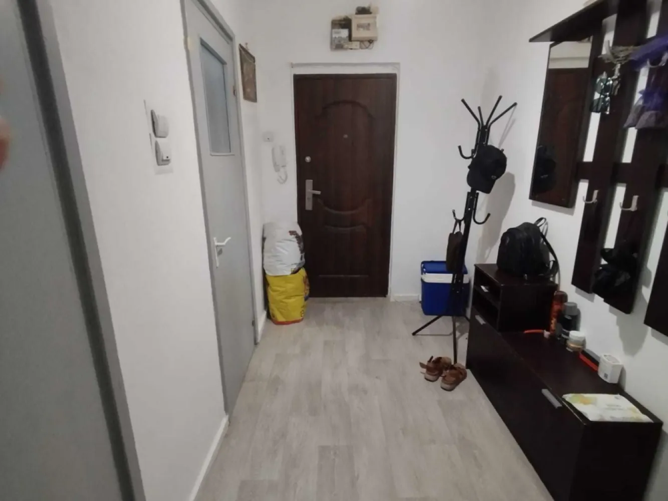 Vand apartament 4 camere zona Titan-Auchan/Ozana - Vand apartament cu patru camere si doua bai, un balcon + boxa. Apartmanetul necesita renovare !! Apartamentul este situat la etajul 1/4, compartimentarea este de tip decomandata si are o suprafata utia de 82mp. Blocul este reabilitat termic !! Anul blocului: 1971 !! Se afla la o distanta 4 minute de centrul Comercial-Auchan, la 6 minute de sectia 13 de politie, la 8 minute de statia de metrou 1 Decembrie 1918,la 5 minute de statia de STB: 101,311/ Tramvai: 40,19, la 10 minute de magazinul LIDL. Este situat intr-o zona foarte linistita( recomandat pentru familisti ) , are multi copaci pe langa, umbra in toate camerele, sufrageria este in mare parte luminata. Se afla in proximitatea unor scoli si gradinite, cea mai apropiata scoala se afla 4 minute de mers ( scoala nr.82 ), in zona se afla multe parcuri pentru copii. De asemenea, Parcul Teilor la 7 minute distanta, Parcul Titanel la 10 minute distanta. Direct de la proprietar, fara comision !!